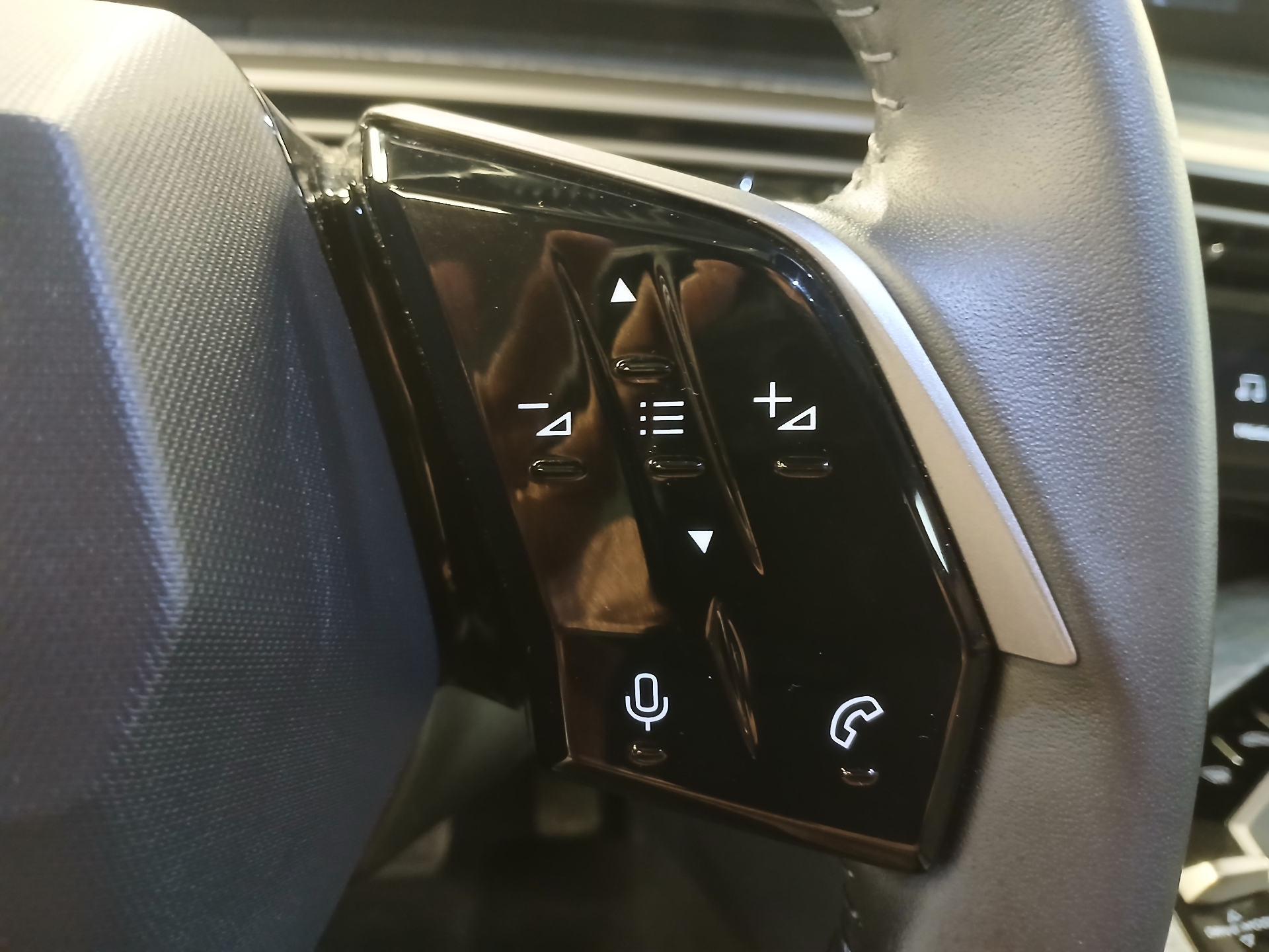 PEUGEOT 5008 Hybrid 145 ch e-DCS6 Allure