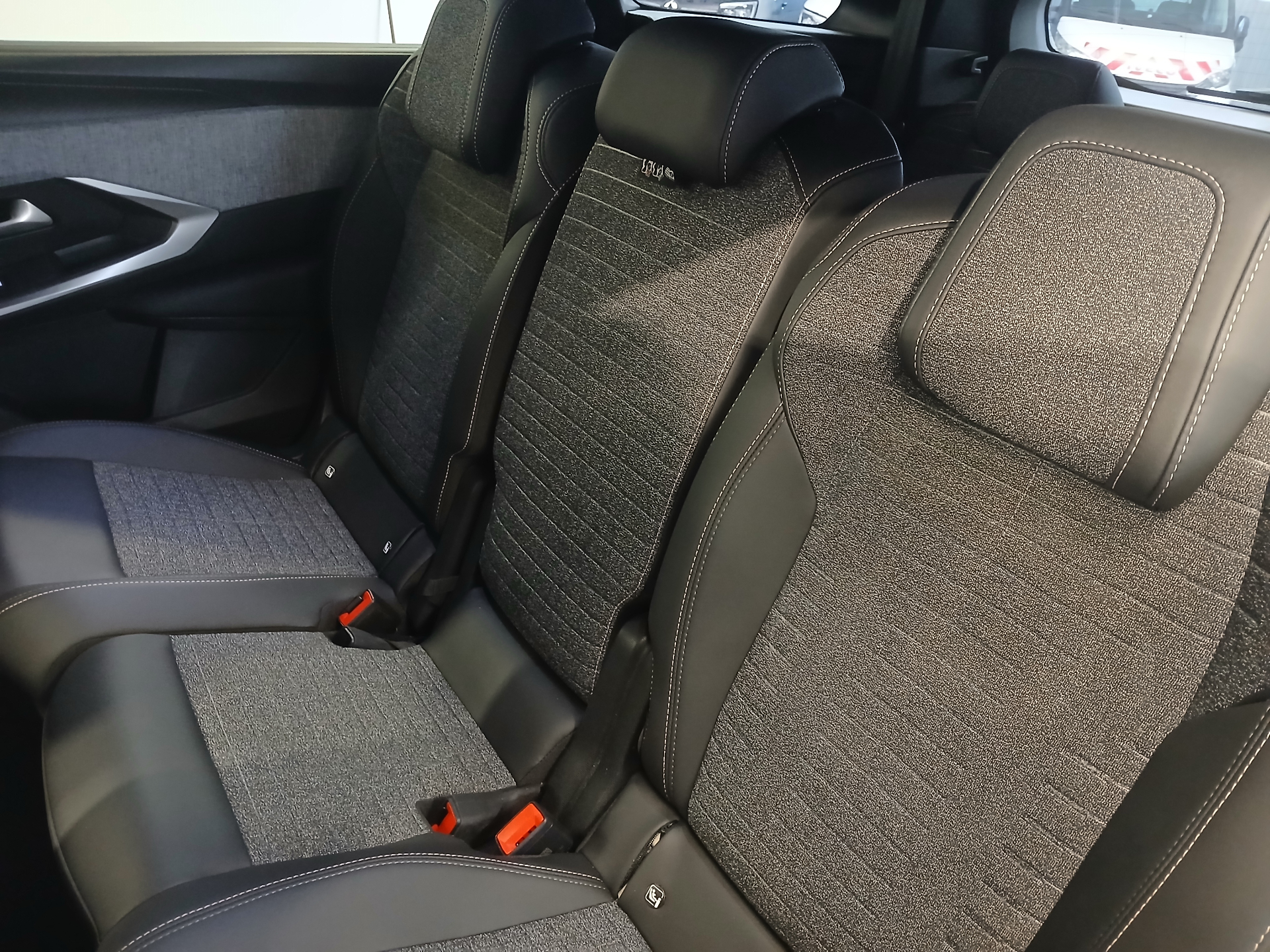 PEUGEOT 5008 Hybrid 145 ch e-DCS6 Allure