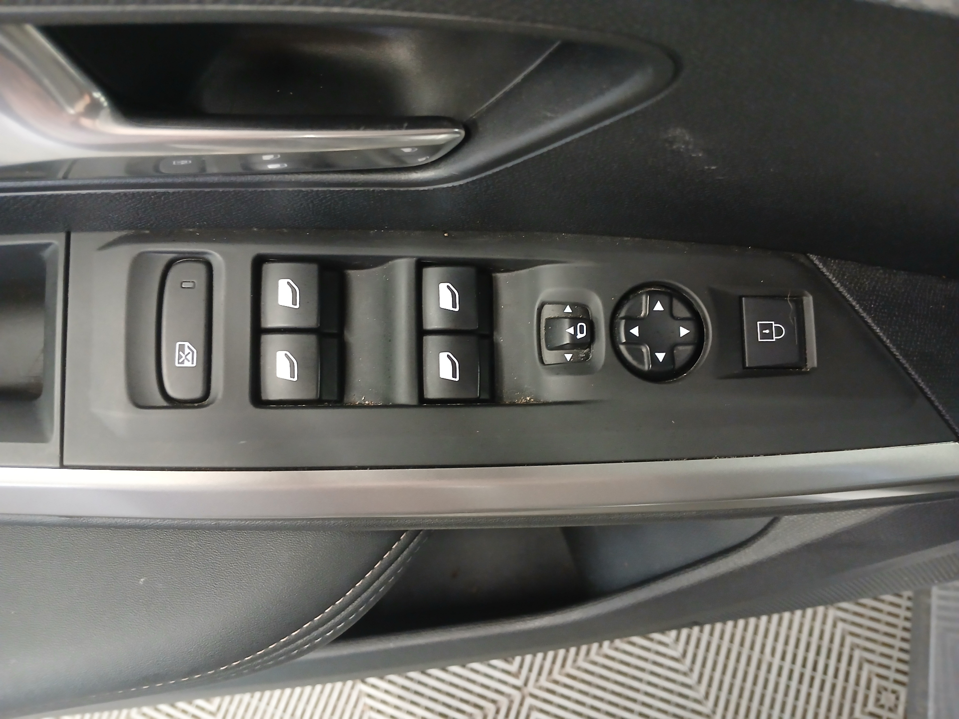 PEUGEOT 5008 Hybrid 145 ch e-DCS6 Allure