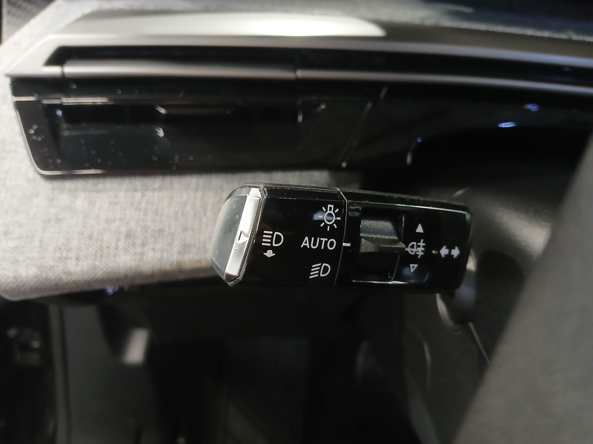 PEUGEOT 5008 Hybrid 145 ch e-DCS6 Allure