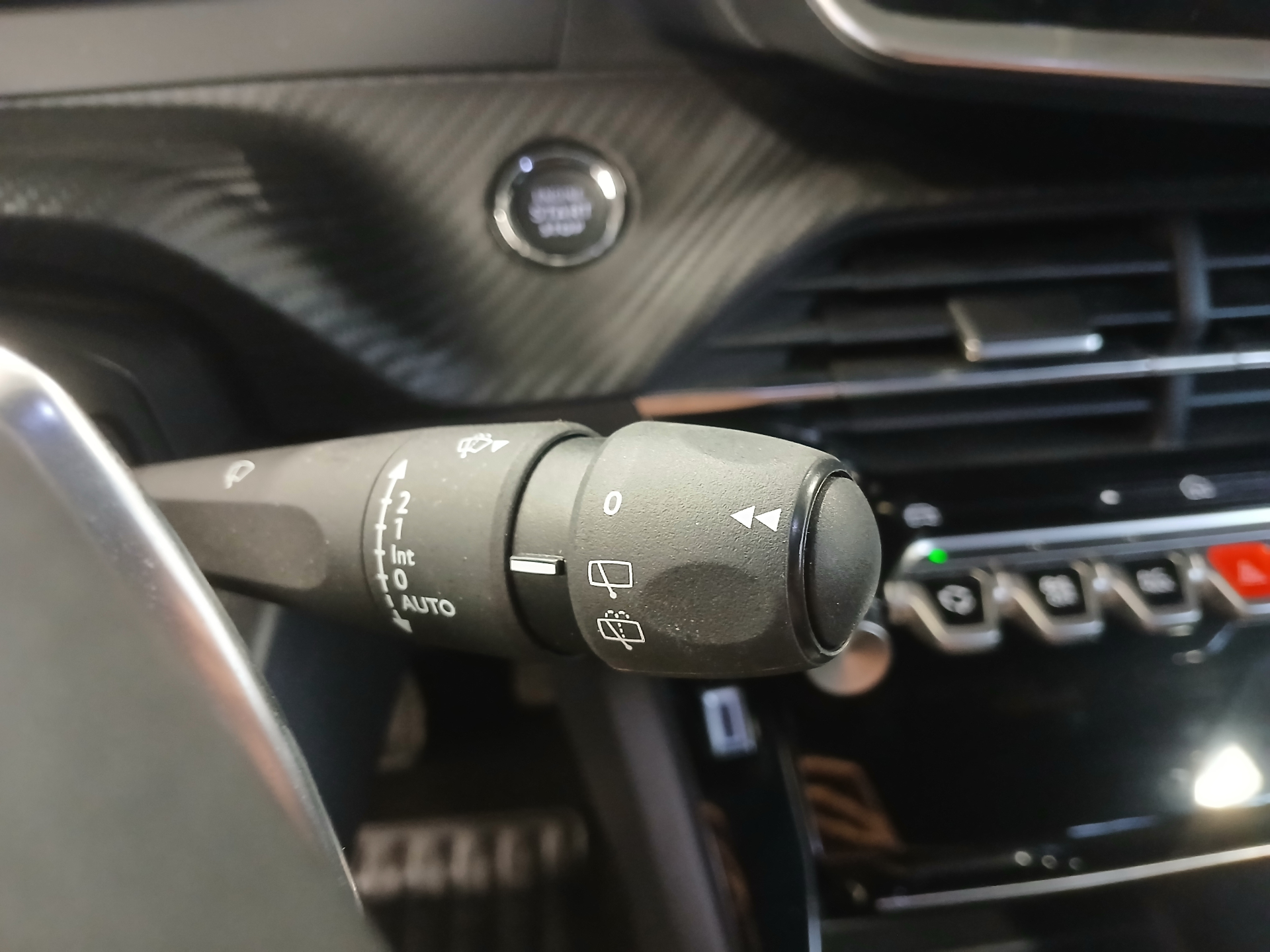 PEUGEOT 2008 Hybrid 145 e-DCS6 Allure