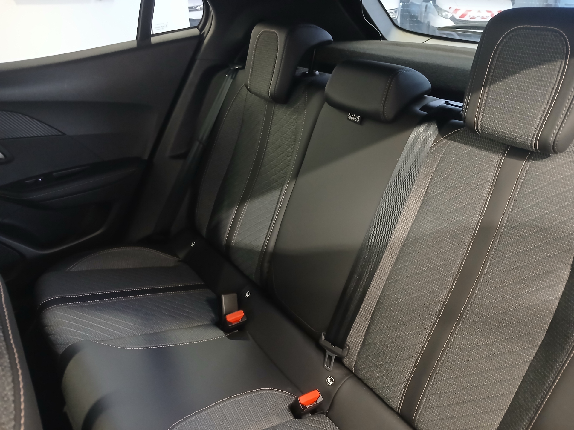 PEUGEOT 2008 Hybrid 145 e-DCS6 Allure