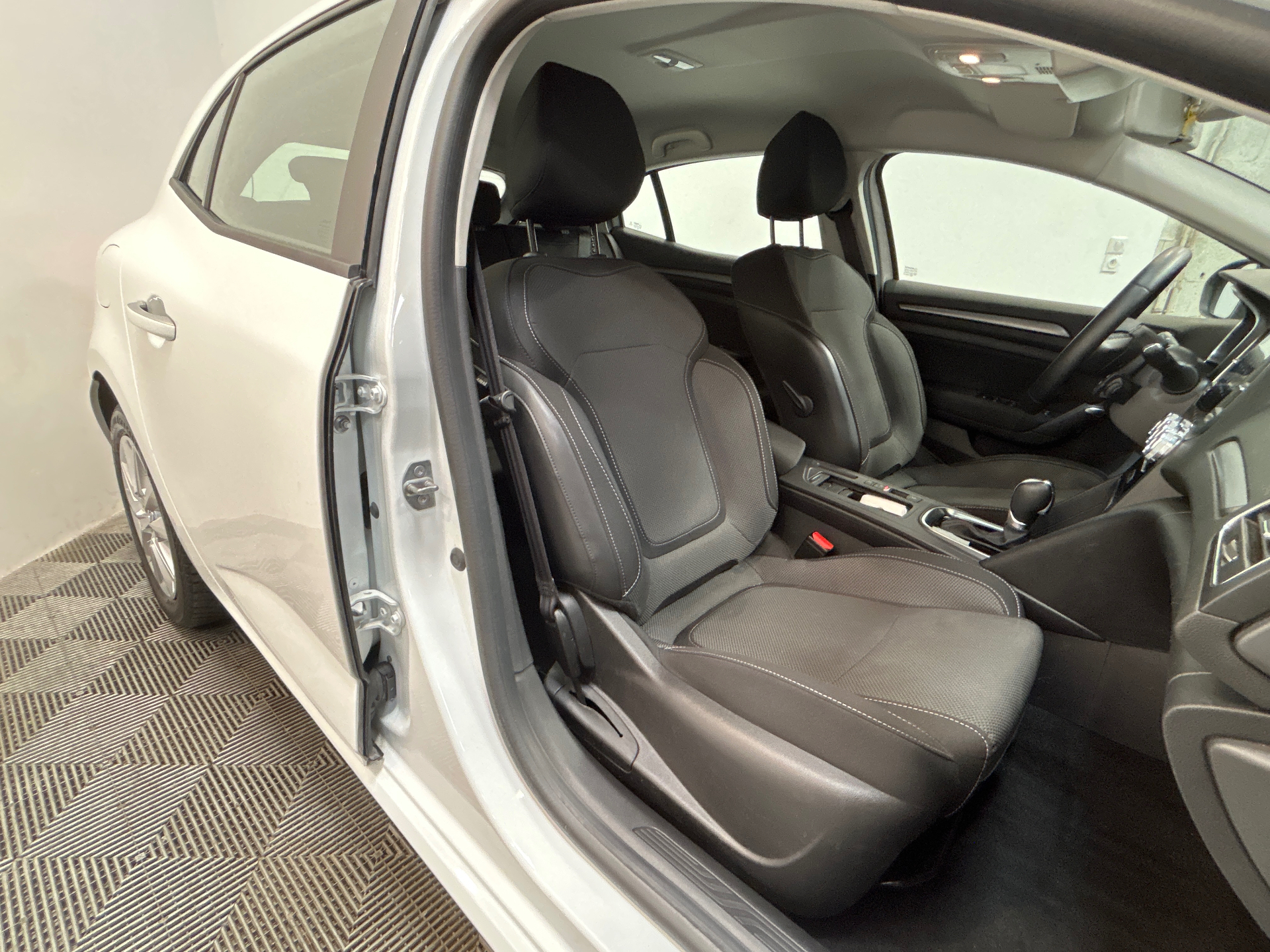 RENAULT MEGANE IV BERLINE evolution E-Tech plug-in hybrid 160