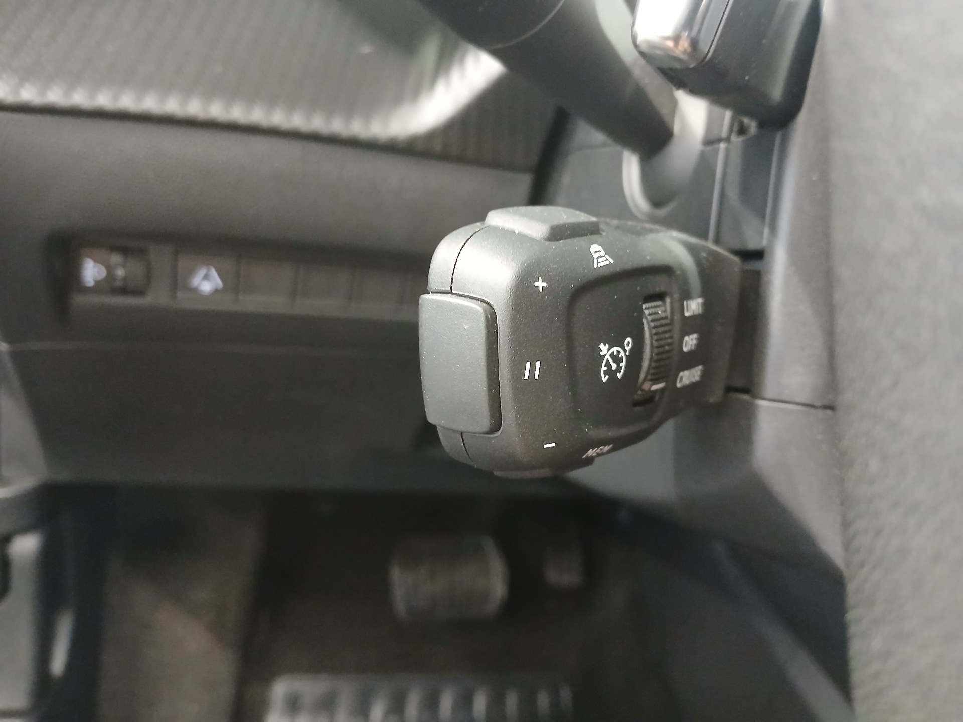 PEUGEOT 2008 Hybrid 145 e-DCS6 Allure