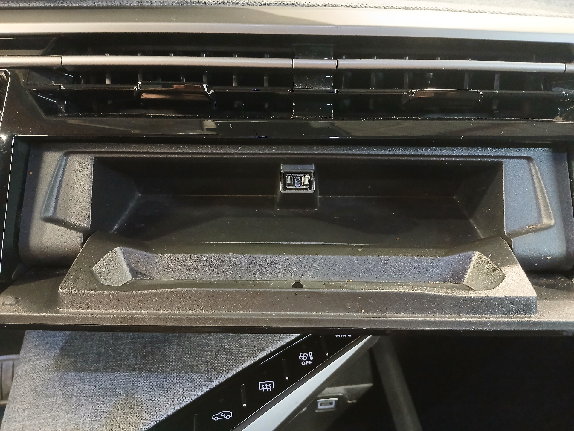 PEUGEOT 5008 Hybrid 145 ch e-DCS6 Allure