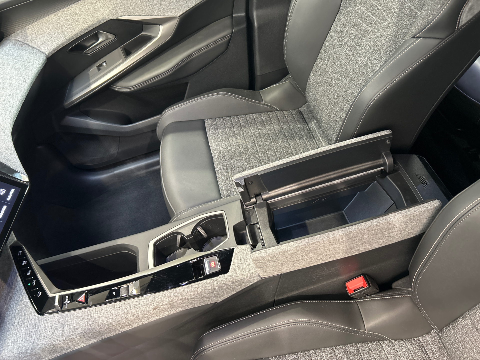 PEUGEOT 5008 Hybrid 145 ch e-DCS6 Allure