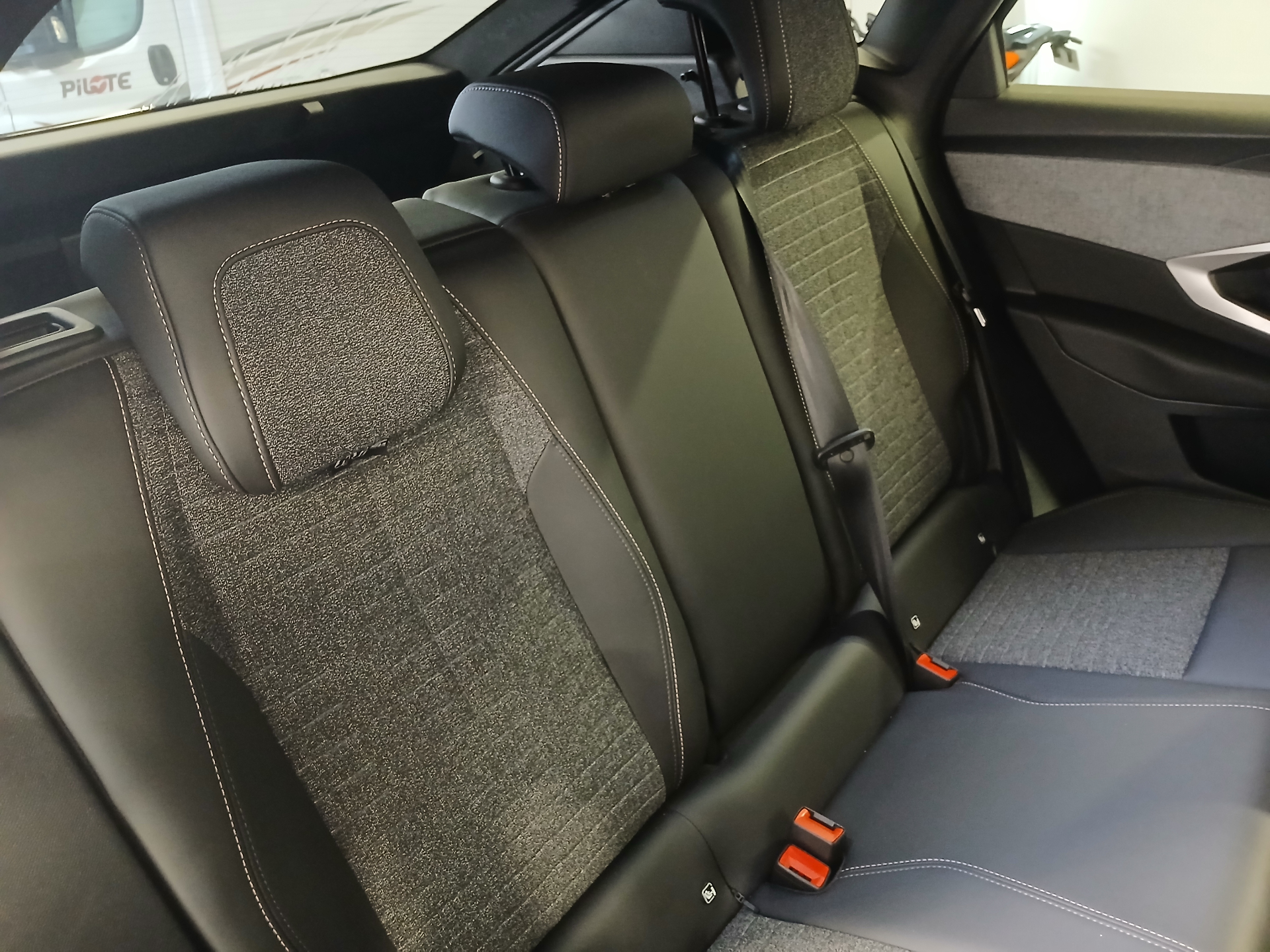 PEUGEOT 3008 Hybrid 145 e-DCS6 Allure