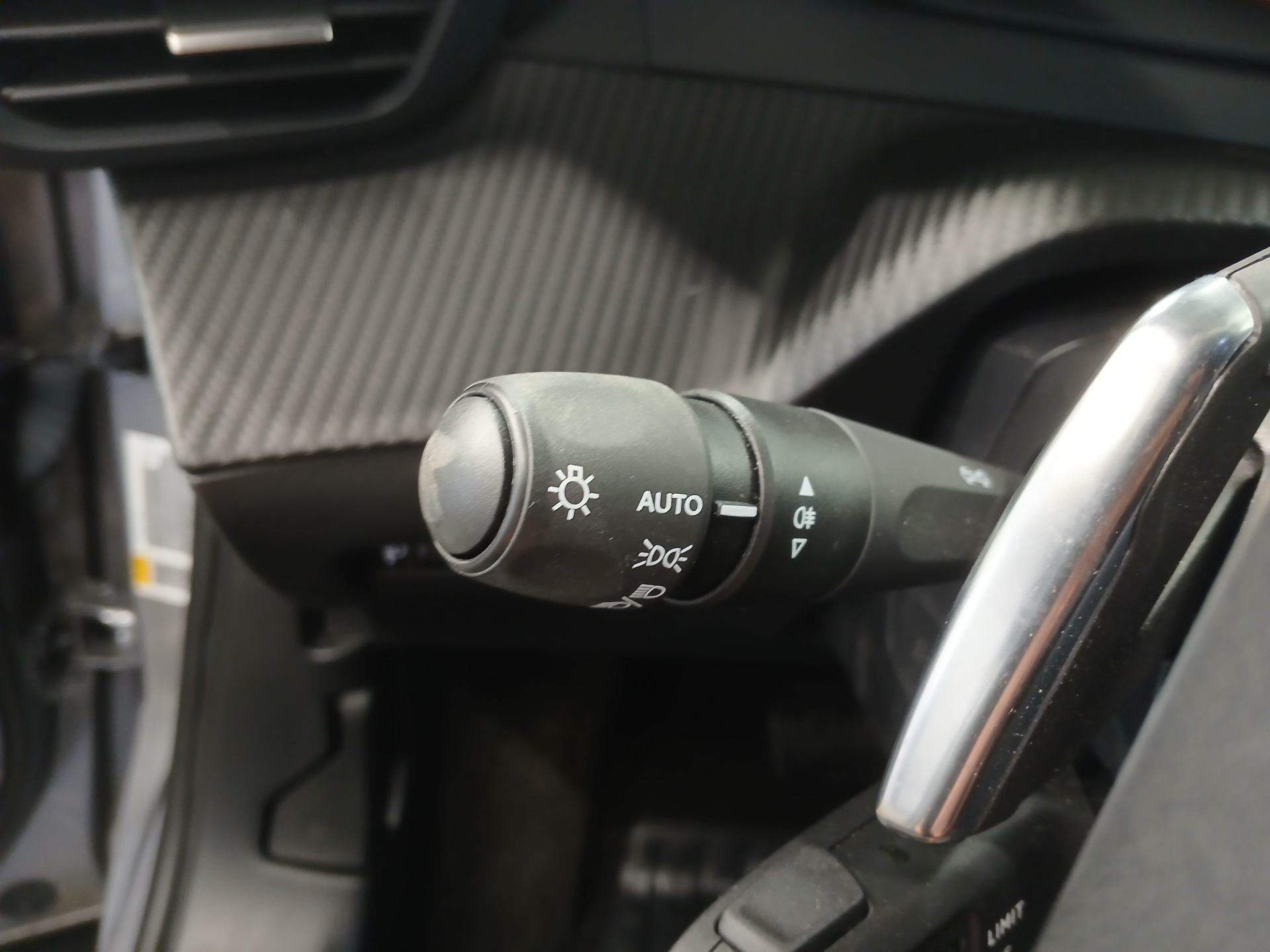 PEUGEOT 2008 Hybrid 145 e-DCS6 Allure