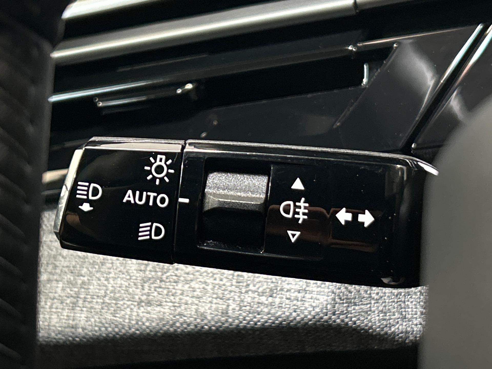 PEUGEOT 5008 Hybrid 145 ch e-DCS6 Allure