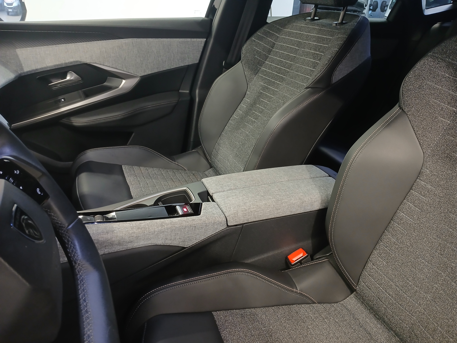 PEUGEOT 3008 Hybrid 145 e-DCS6 Allure