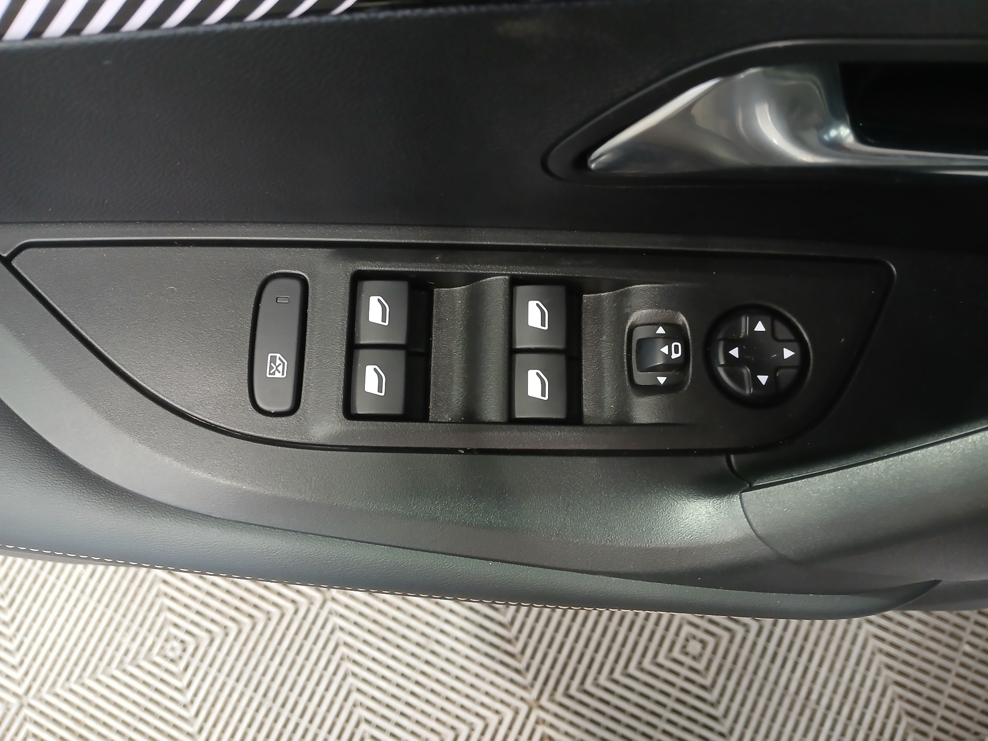 PEUGEOT 2008 Hybrid 145 e-DCS6 Allure