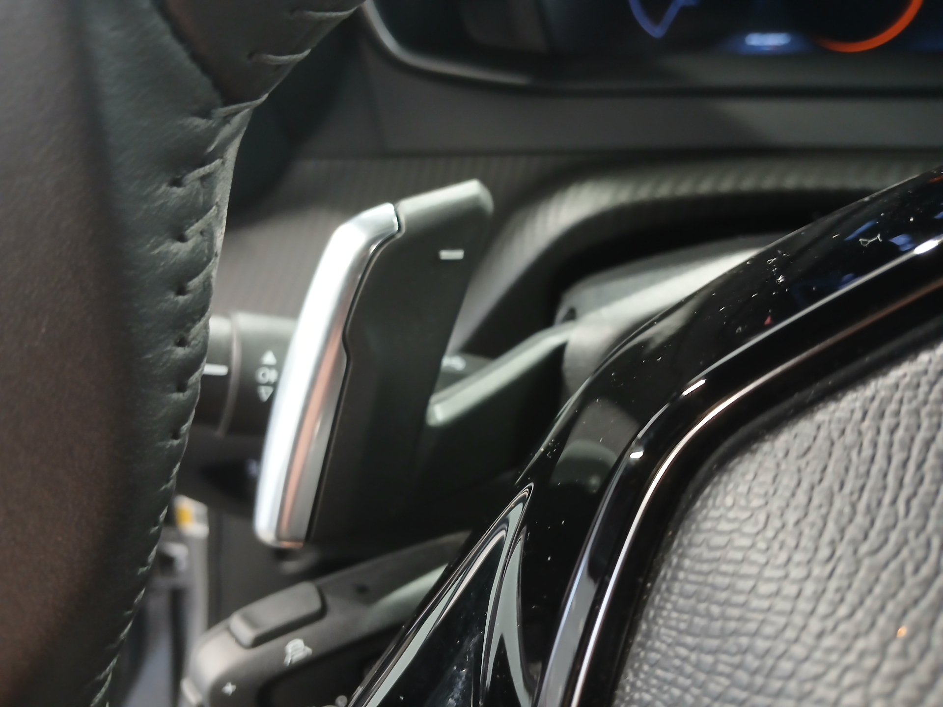 PEUGEOT 2008 Hybrid 145 e-DCS6 Allure
