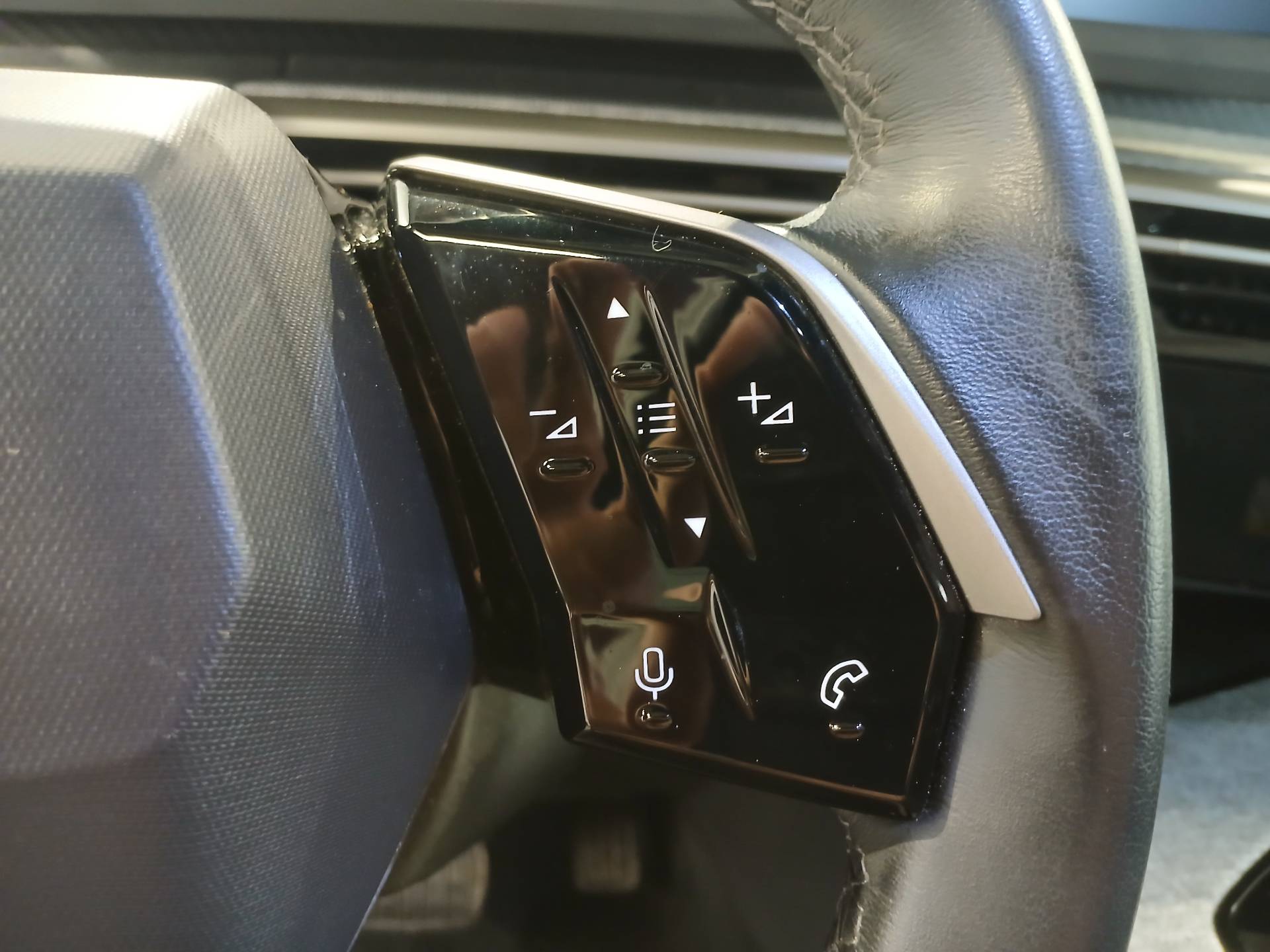 PEUGEOT 5008 Hybrid 145 ch e-DCS6 Allure