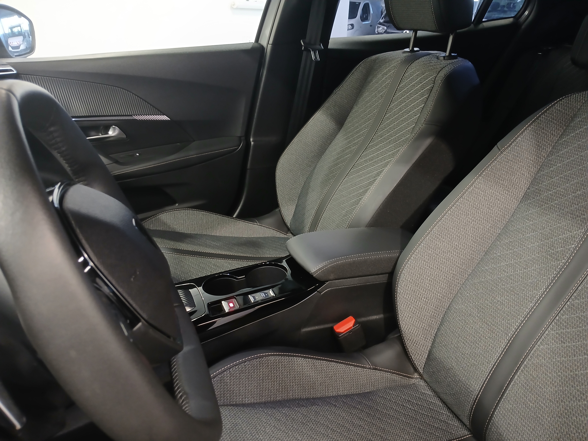 PEUGEOT 2008 Hybrid 145 e-DCS6 Allure
