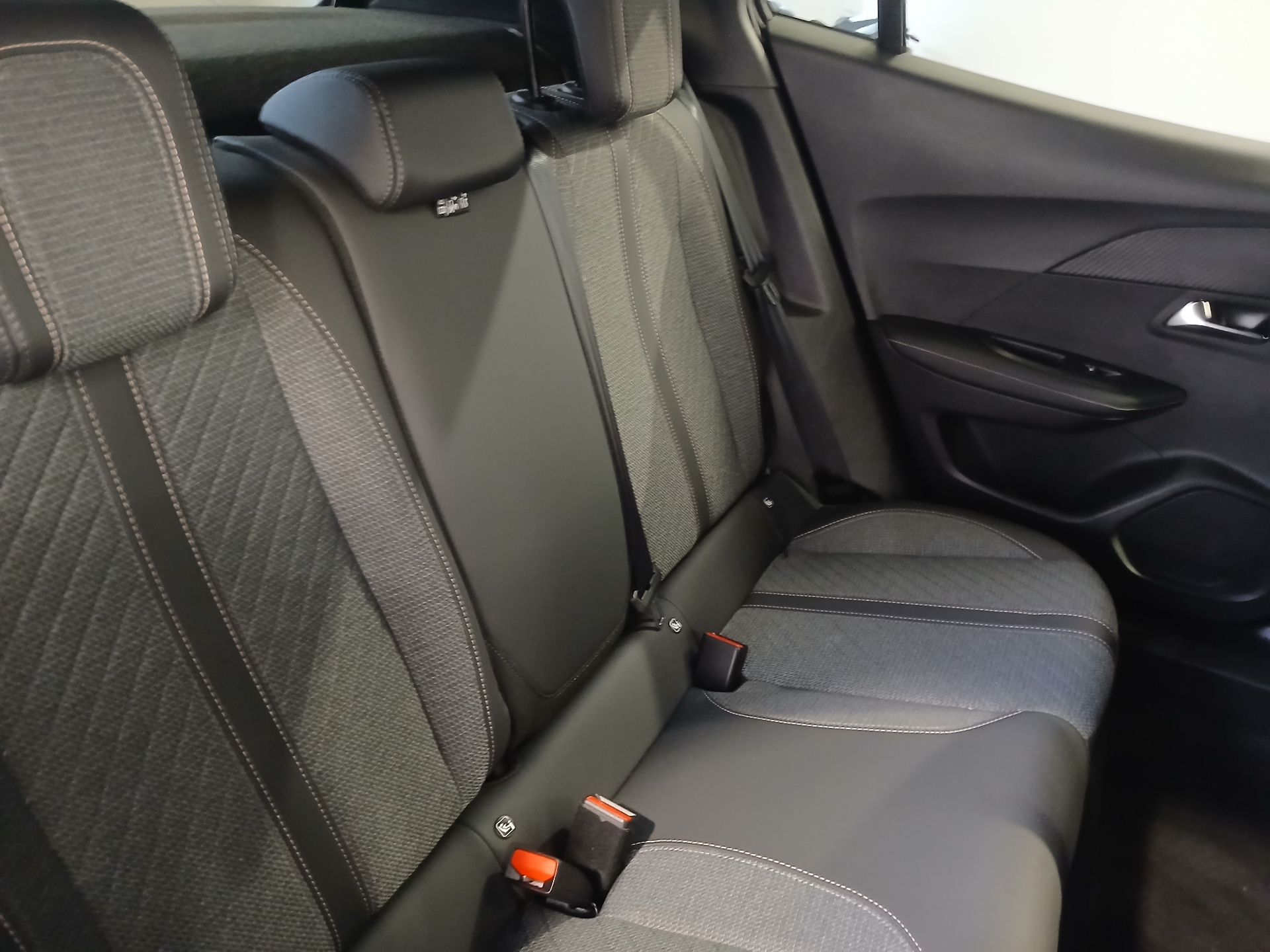PEUGEOT 2008 Hybrid 145 e-DCS6 Allure