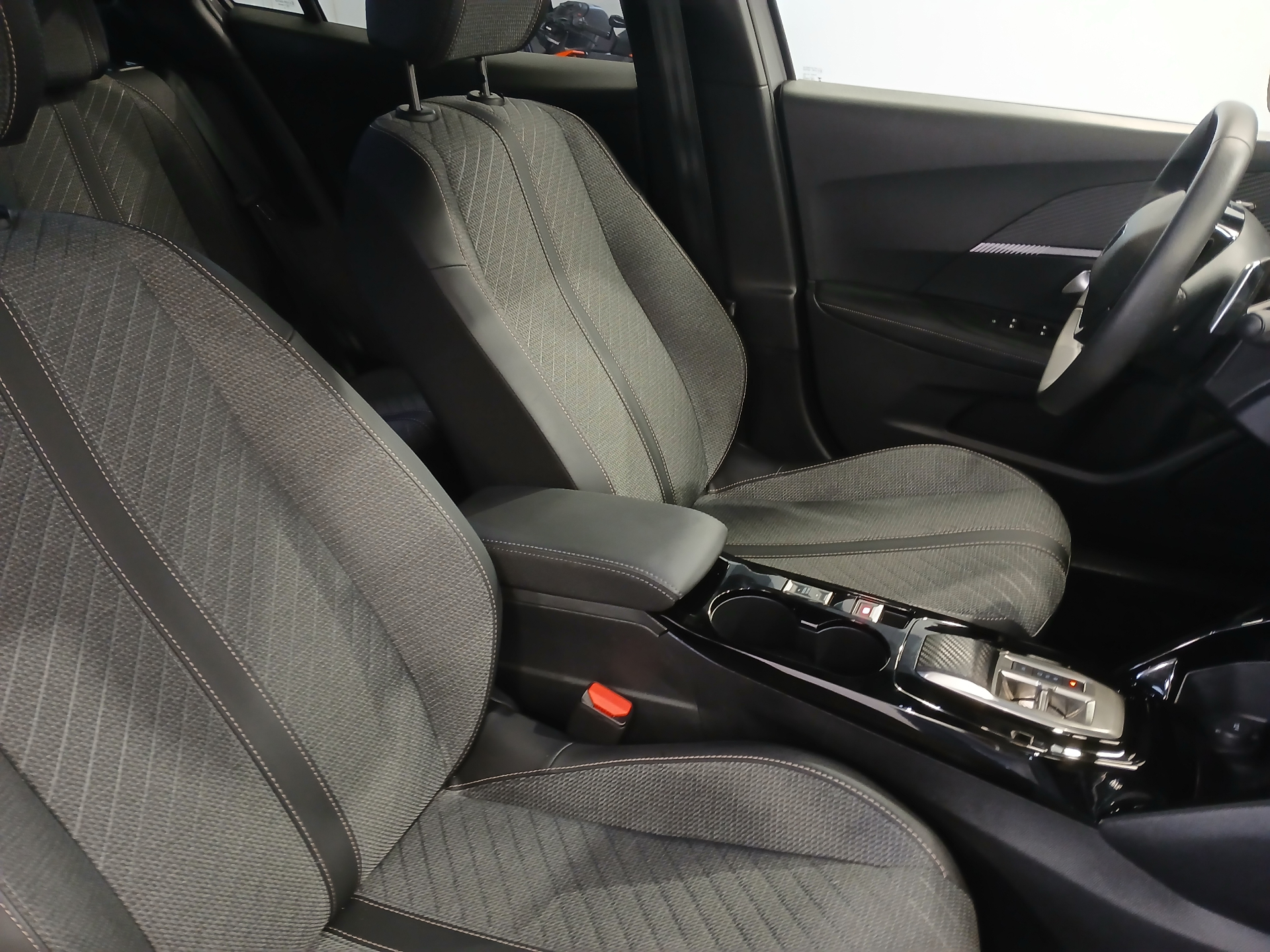 PEUGEOT 2008 Hybrid 145 e-DCS6 Allure