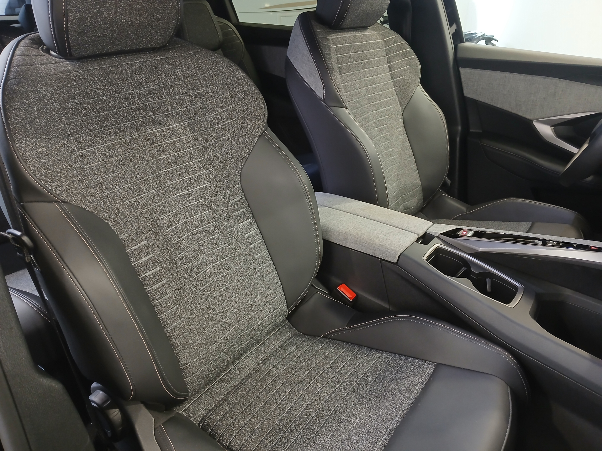 PEUGEOT 5008 Hybrid 145 ch e-DCS6 Allure