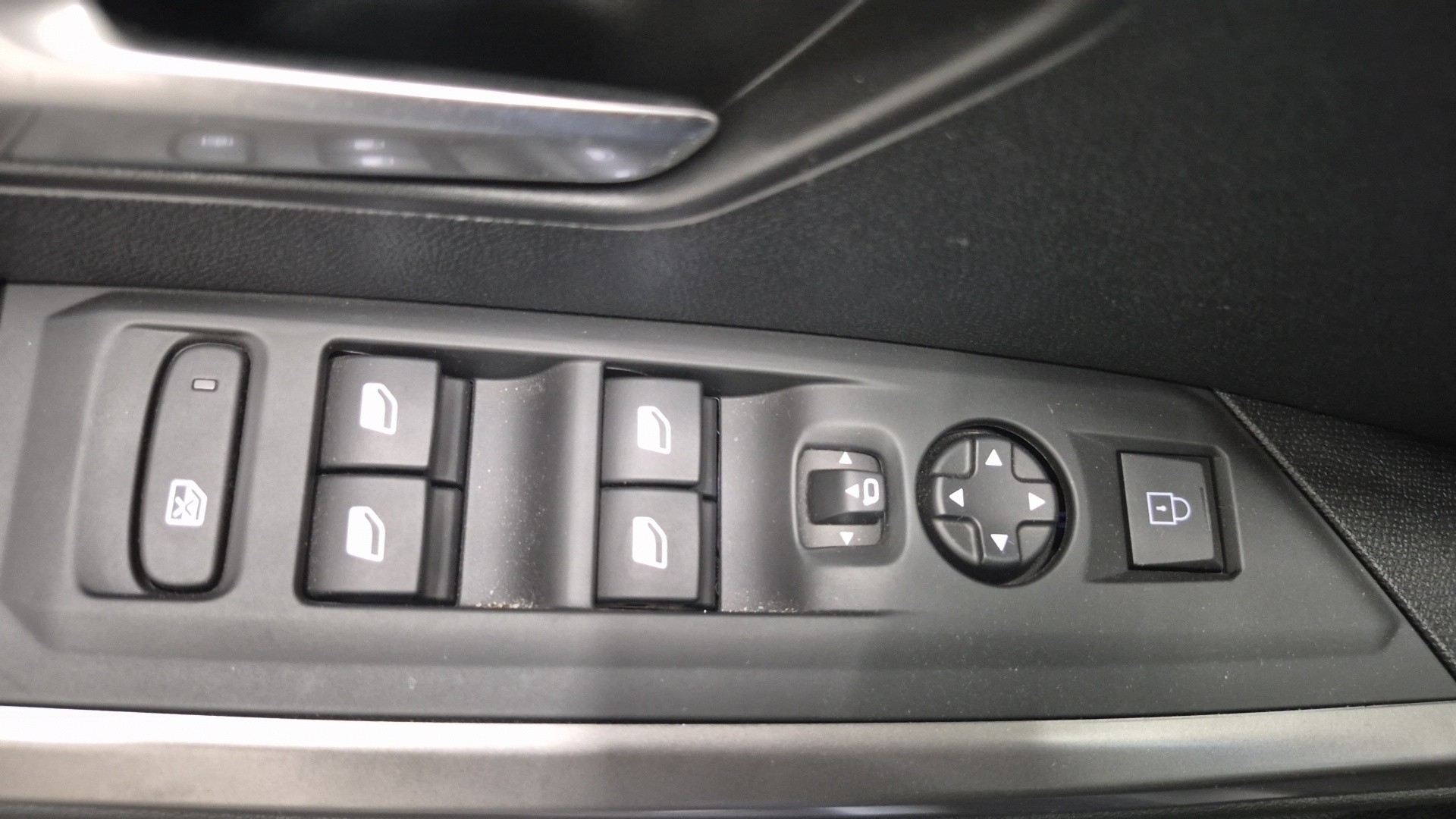 PEUGEOT 5008 Hybrid 145 ch e-DCS6 Allure