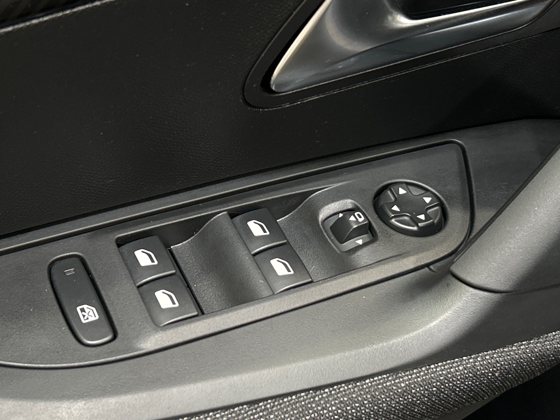 PEUGEOT 2008 Hybrid 145 e-DCS6 Style