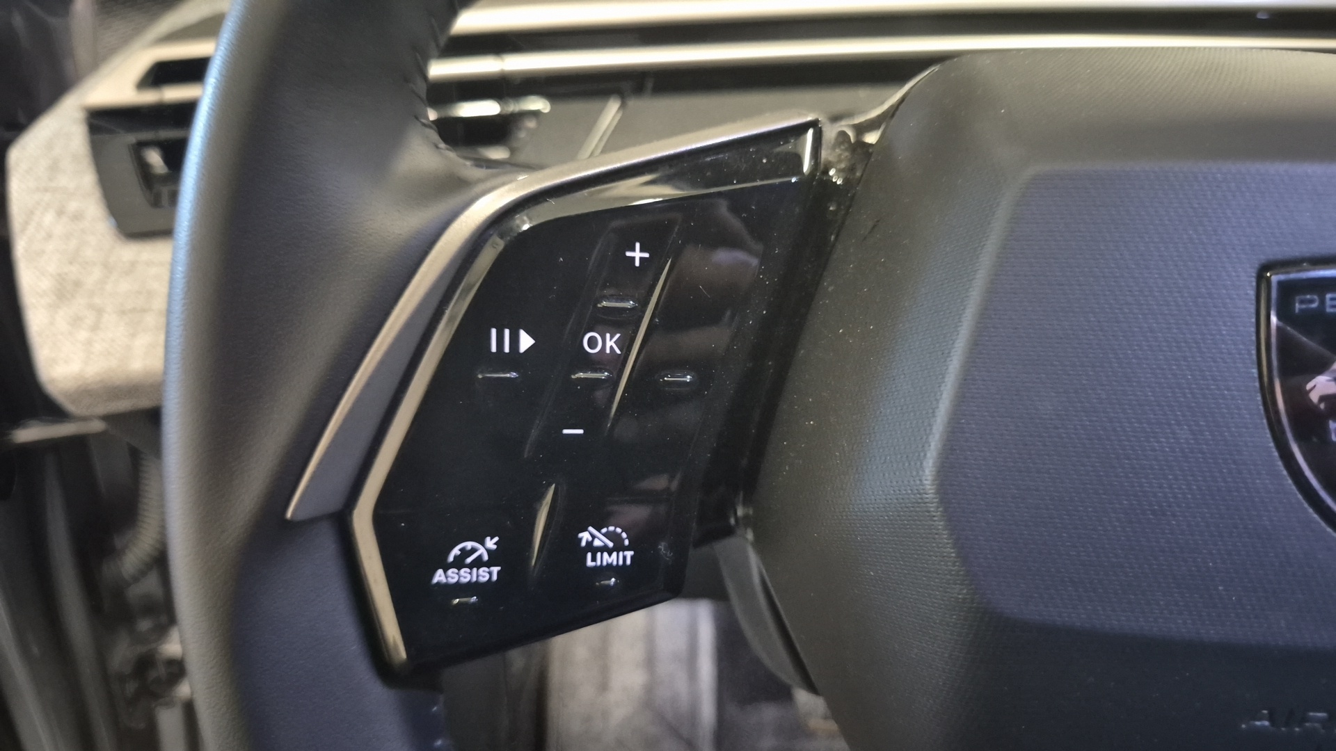 PEUGEOT 5008 Hybrid 145 ch e-DCS6 Allure