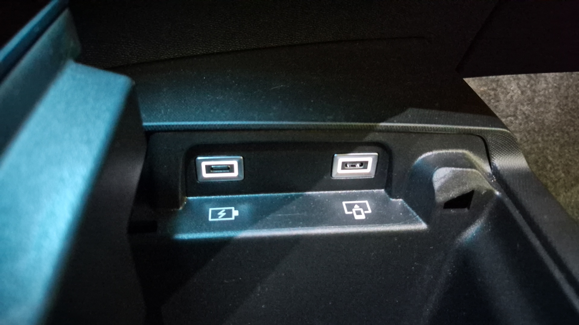 PEUGEOT 3008 Hybrid 145 e-DCS6 GT