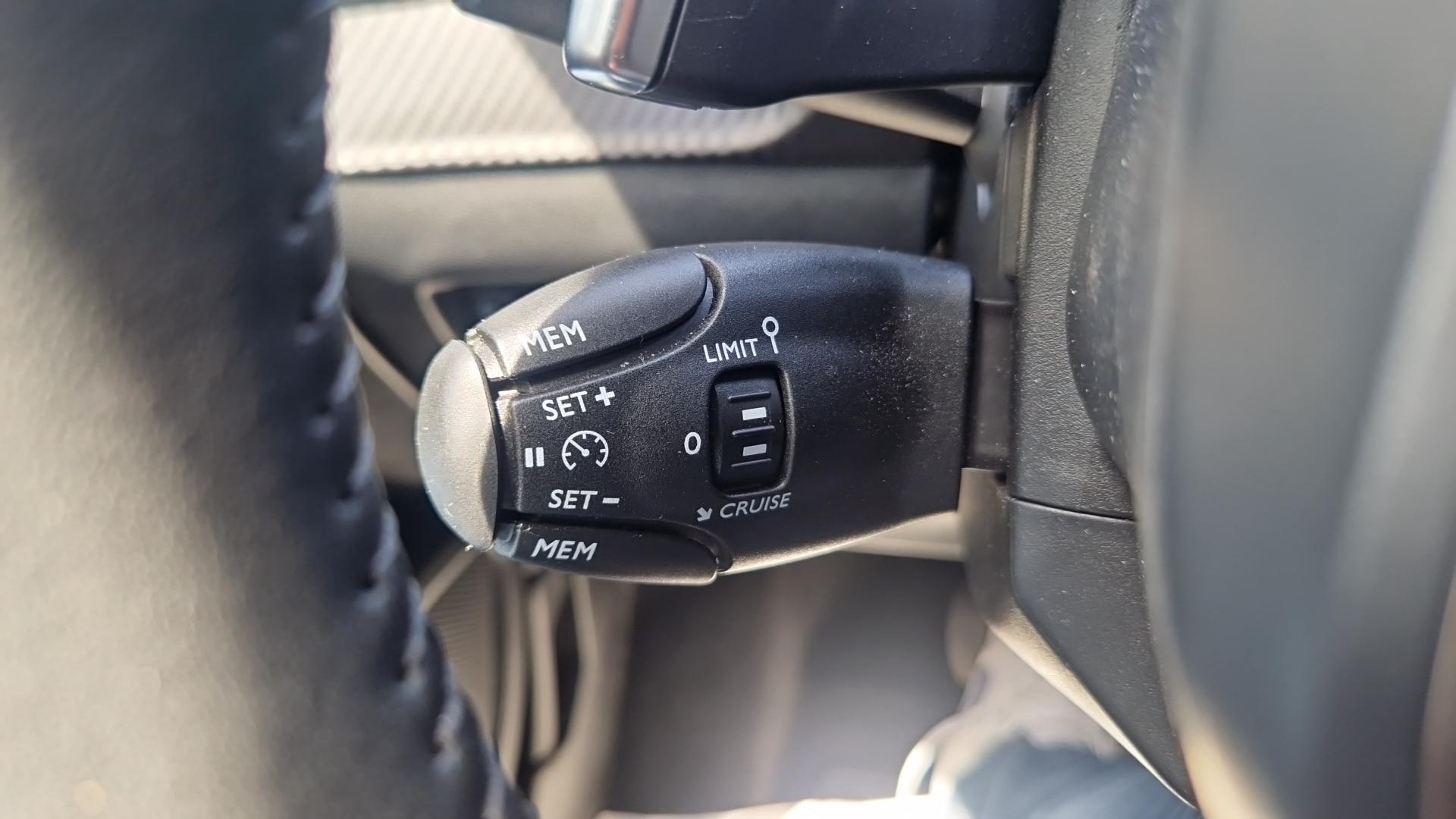 PEUGEOT 2008 Hybrid 145 e-DCS6 Style