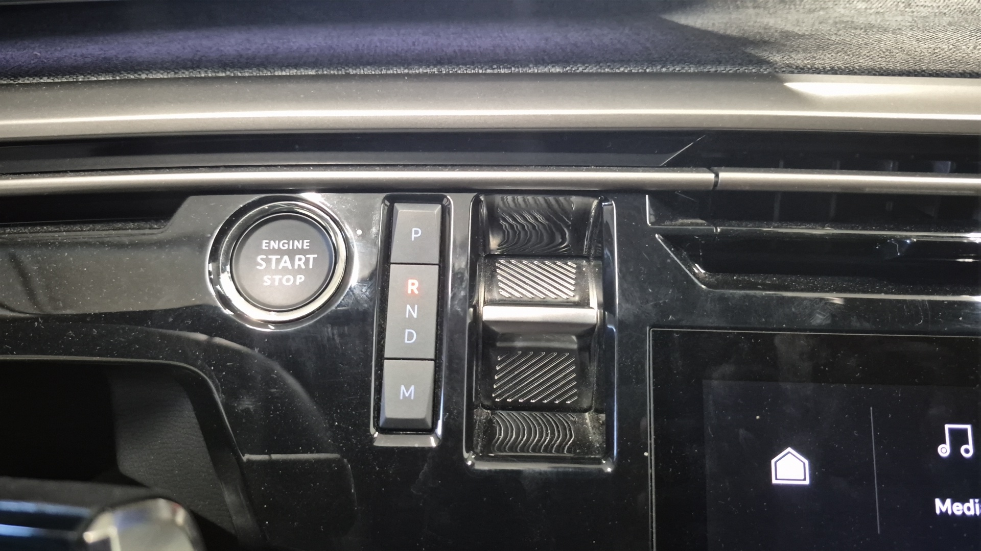 PEUGEOT 5008 Hybrid 145 ch e-DCS6 Allure