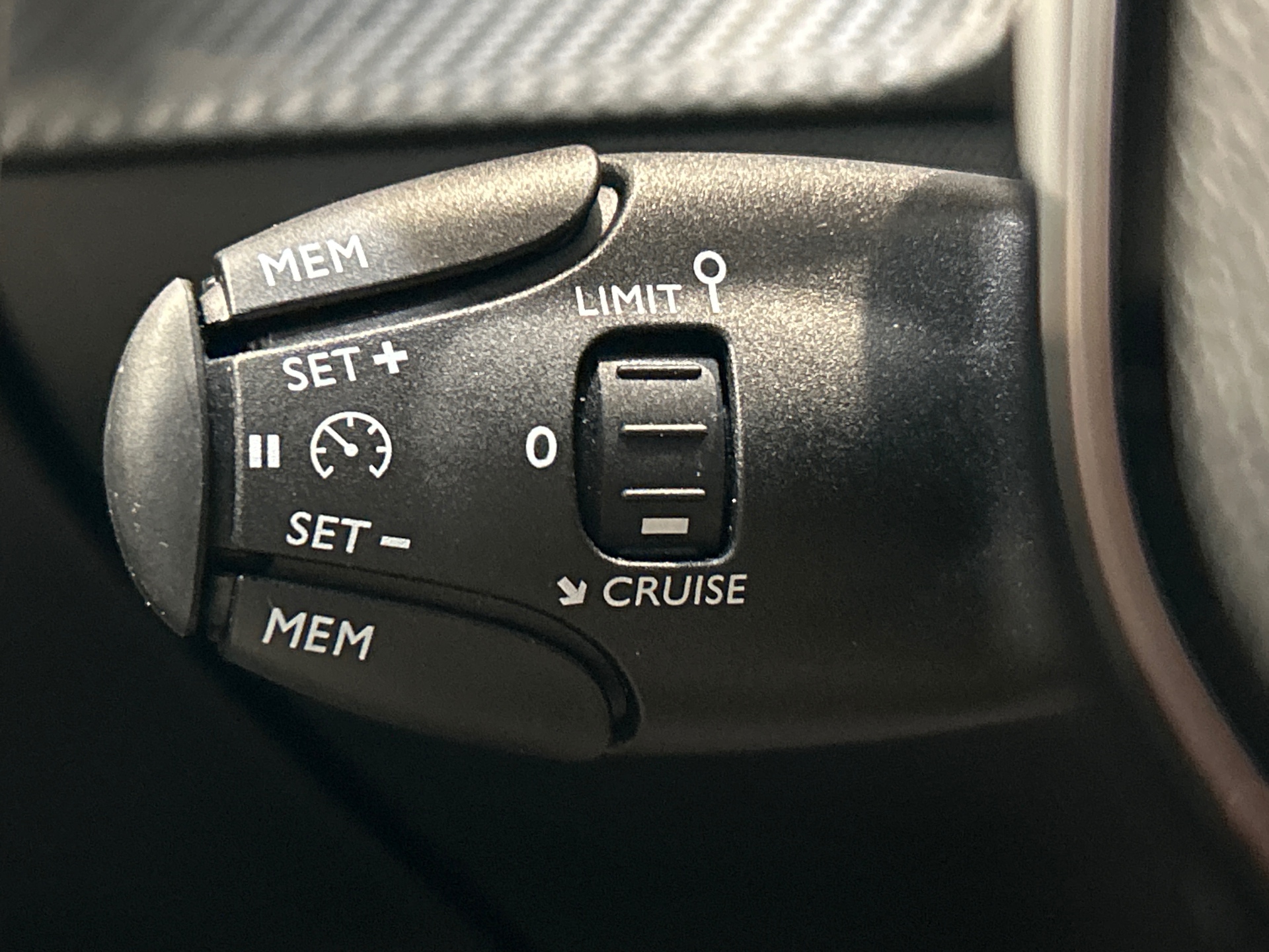 PEUGEOT 2008 Hybrid 145 e-DCS6 Style