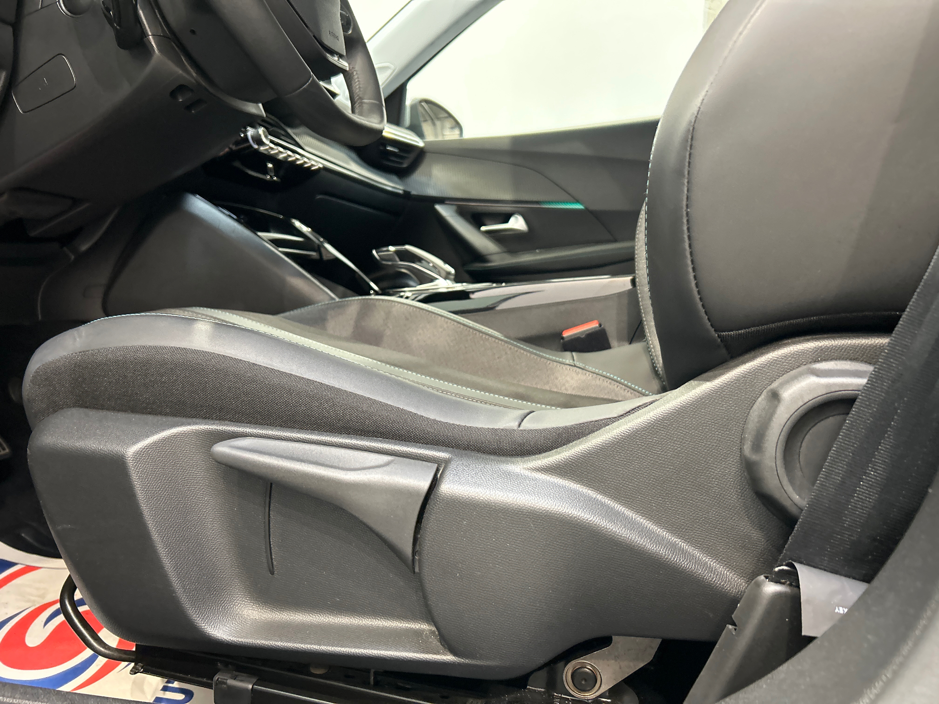 PEUGEOT 2008 BUSINESS BlueHDi 130 S&S EAT8 Allure Business