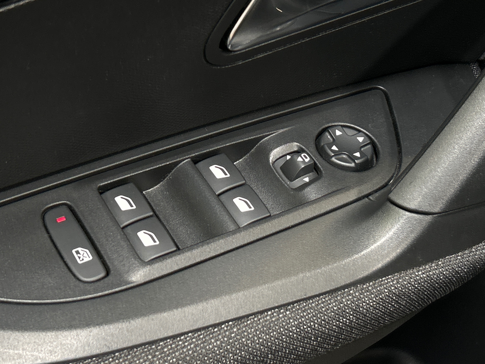 PEUGEOT 2008 Hybrid 145 e-DCS6 Style