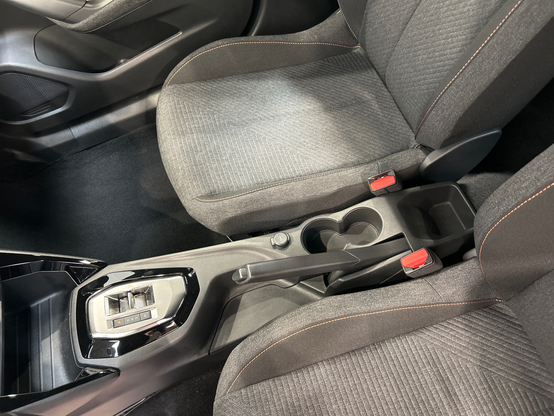 PEUGEOT 2008 Hybrid 145 e-DCS6 Style