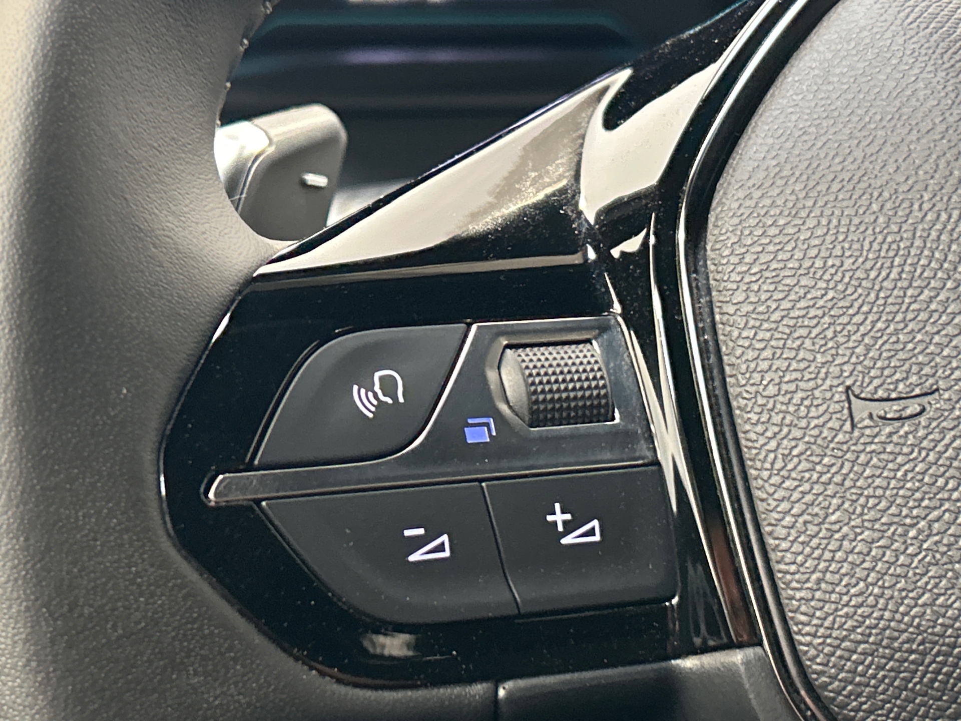 PEUGEOT 2008 Hybrid 145 e-DCS6 Style