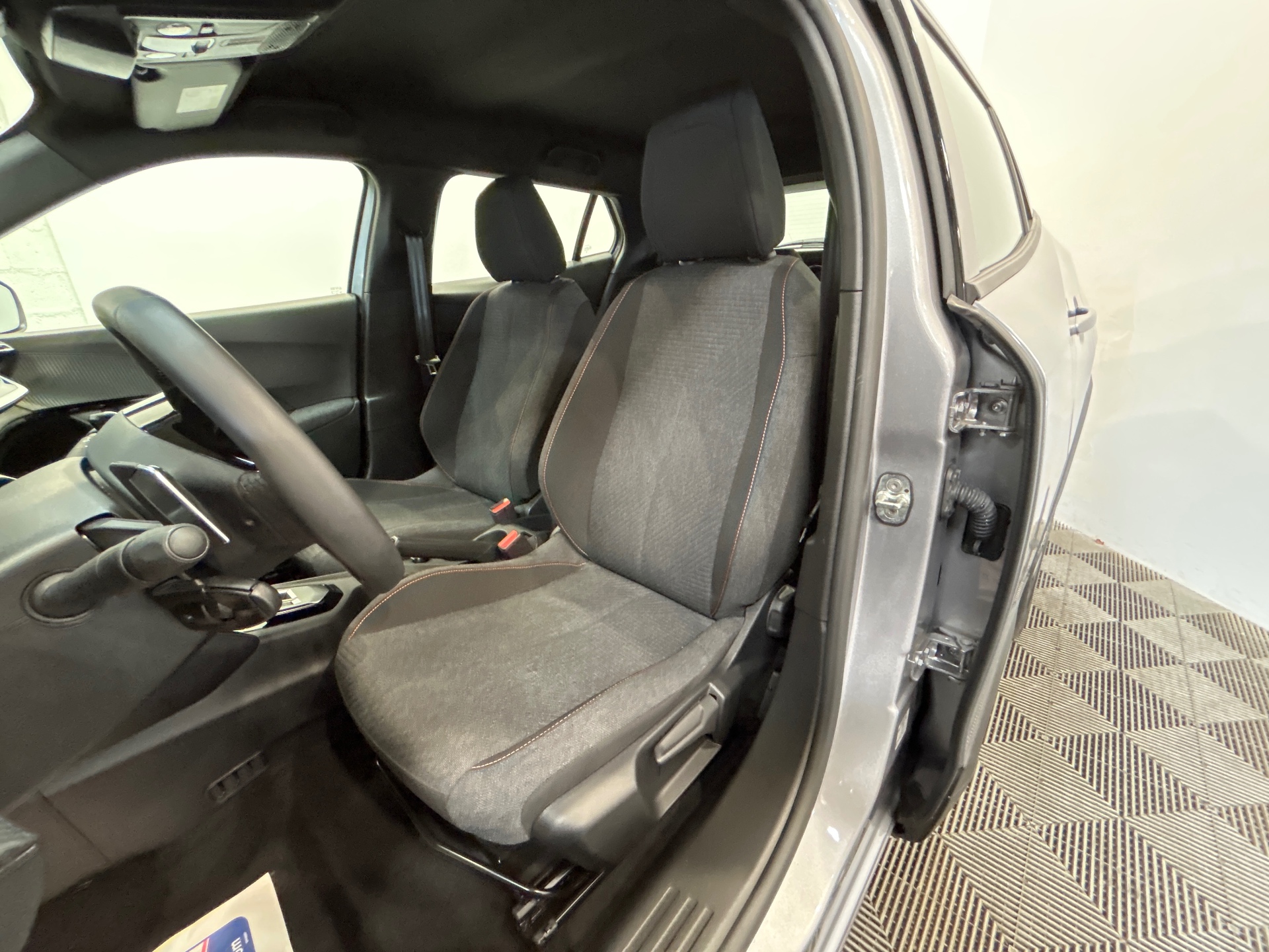 PEUGEOT 2008 Hybrid 145 e-DCS6 Style