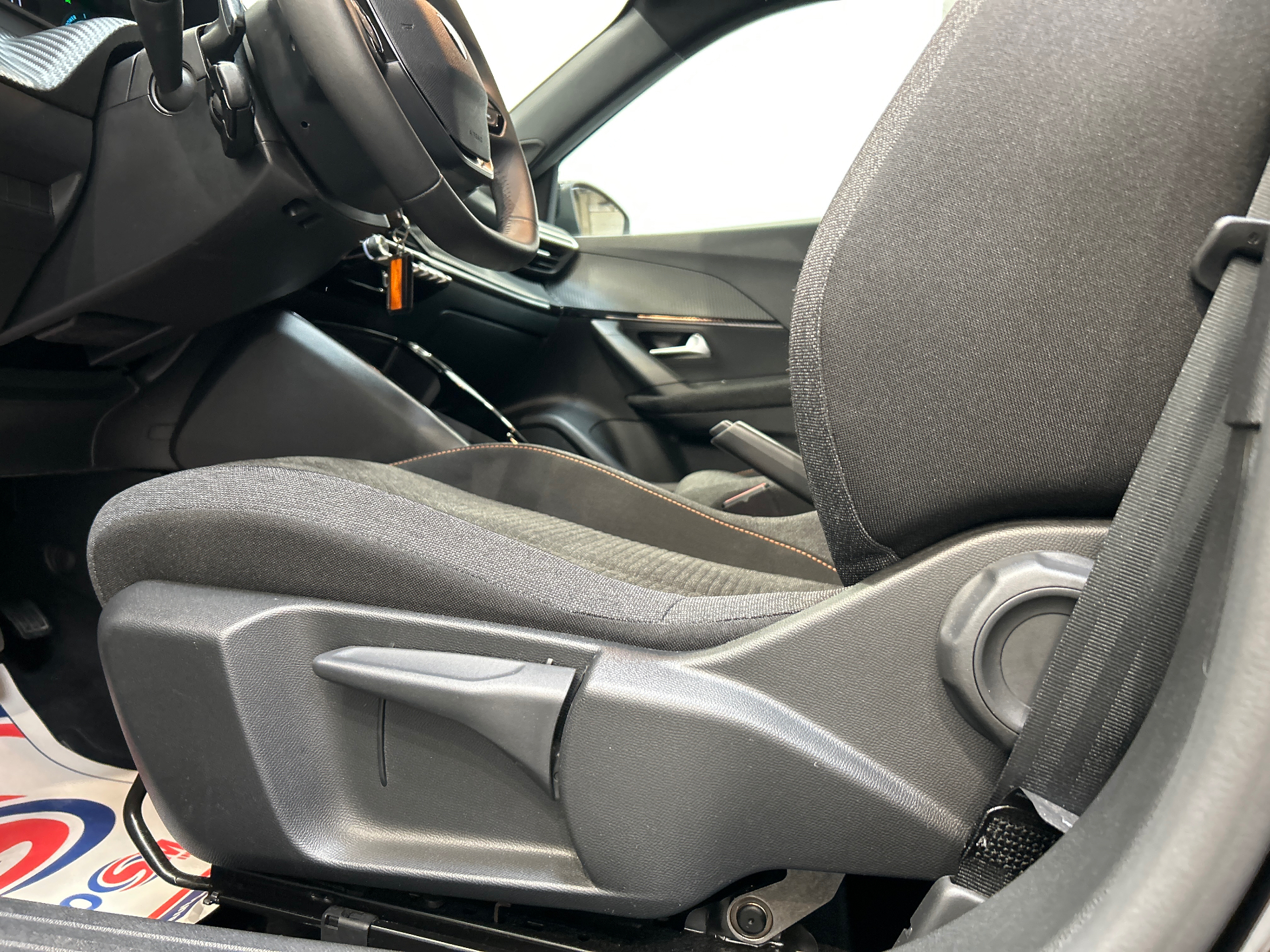 PEUGEOT 2008 Hybrid 145 e-DCS6 Style
