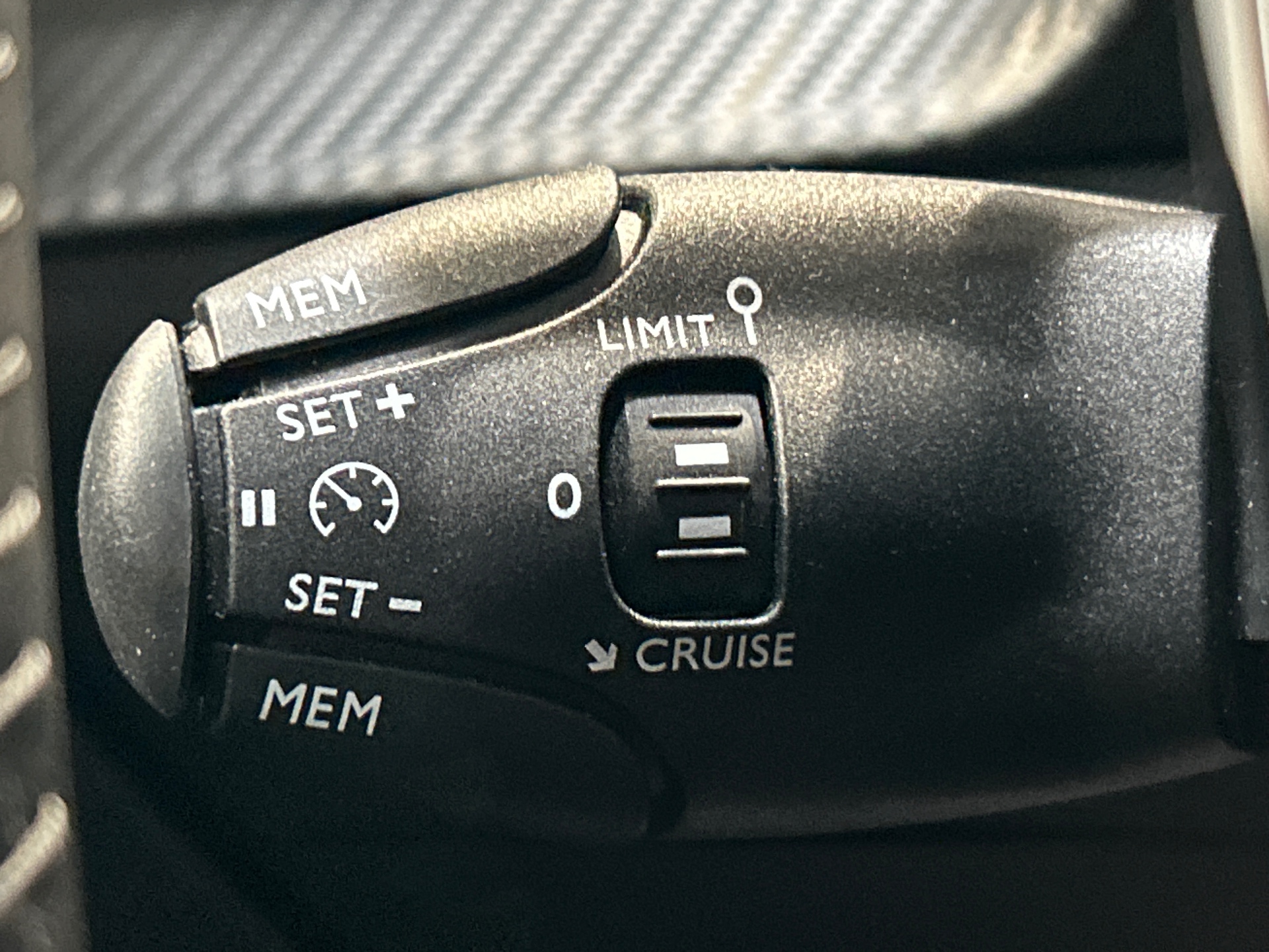 PEUGEOT 2008 Hybrid 145 e-DCS6 Style