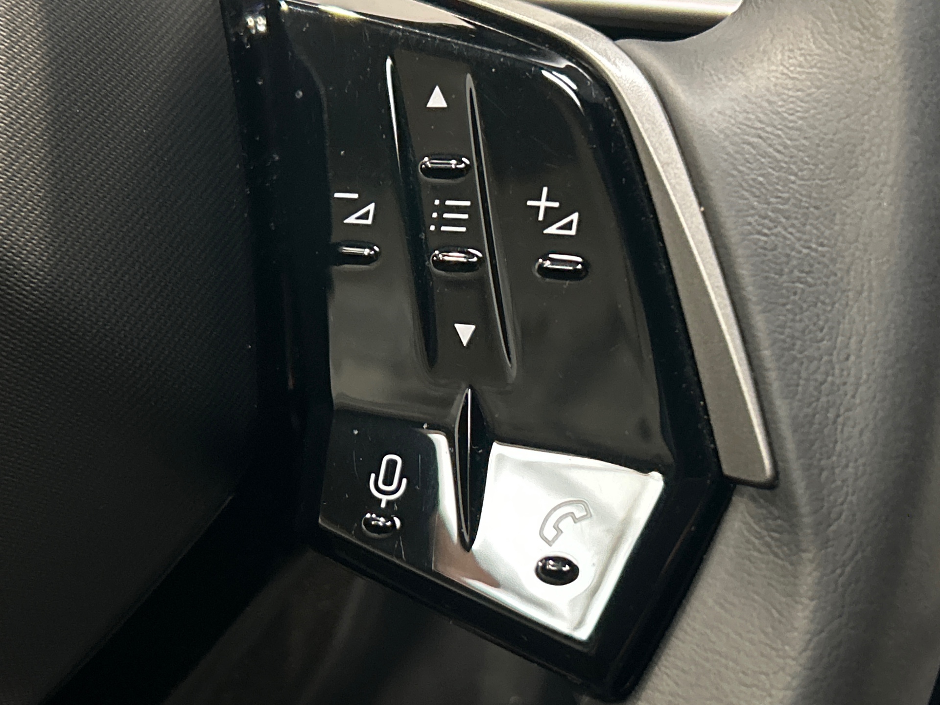 PEUGEOT 5008 Hybrid 145 ch e-DCS6 Allure
