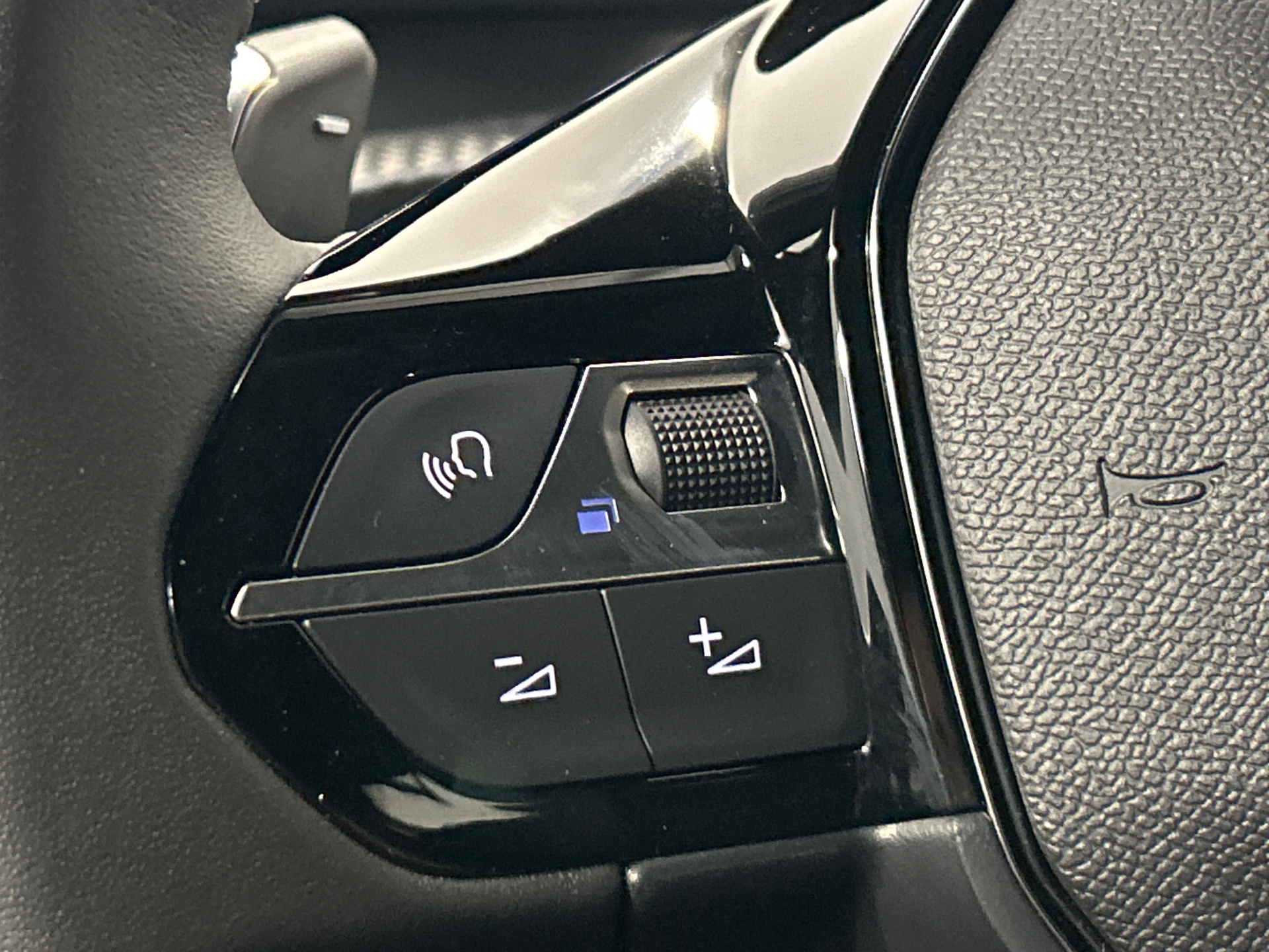 PEUGEOT 2008 Hybrid 145 e-DCS6 Style