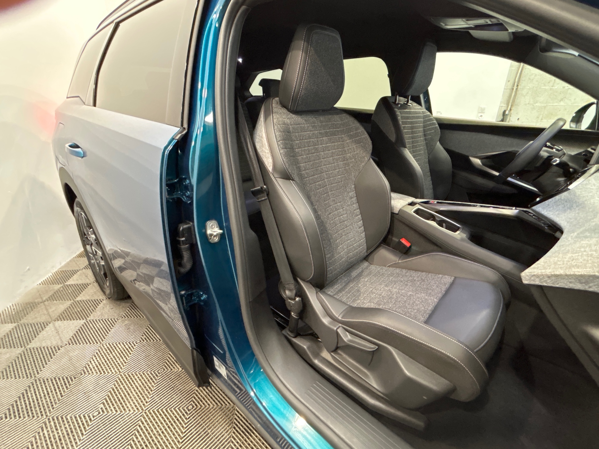 PEUGEOT 5008 Hybrid 145 ch e-DCS6 Allure