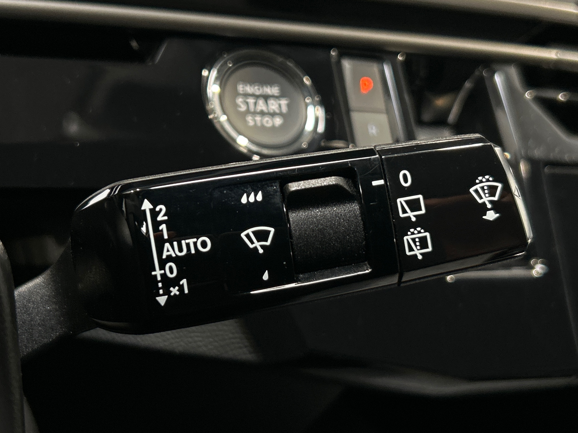 PEUGEOT 5008 Hybrid 145 ch e-DCS6 Allure