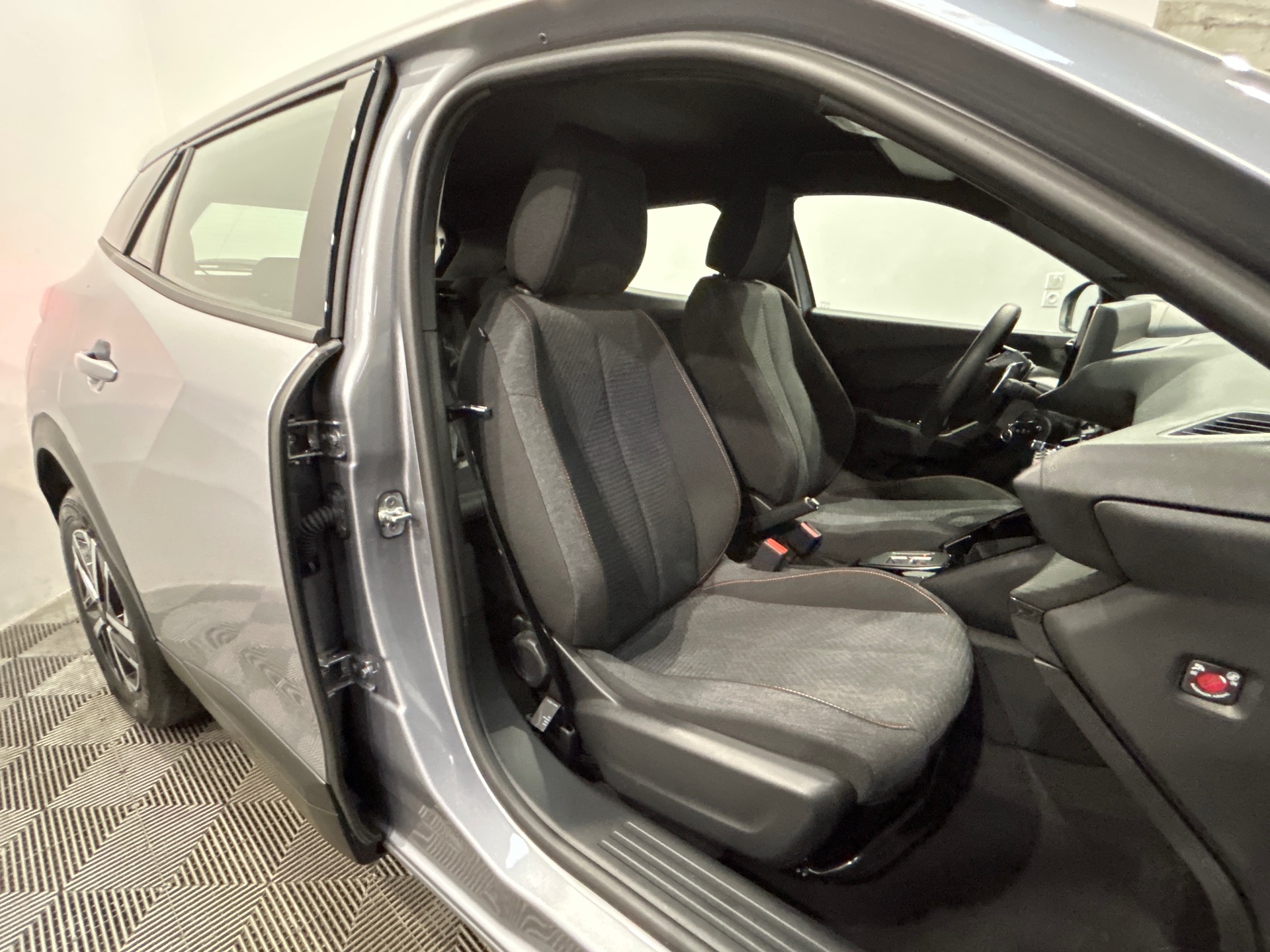 PEUGEOT 2008 Hybrid 145 e-DCS6 Style