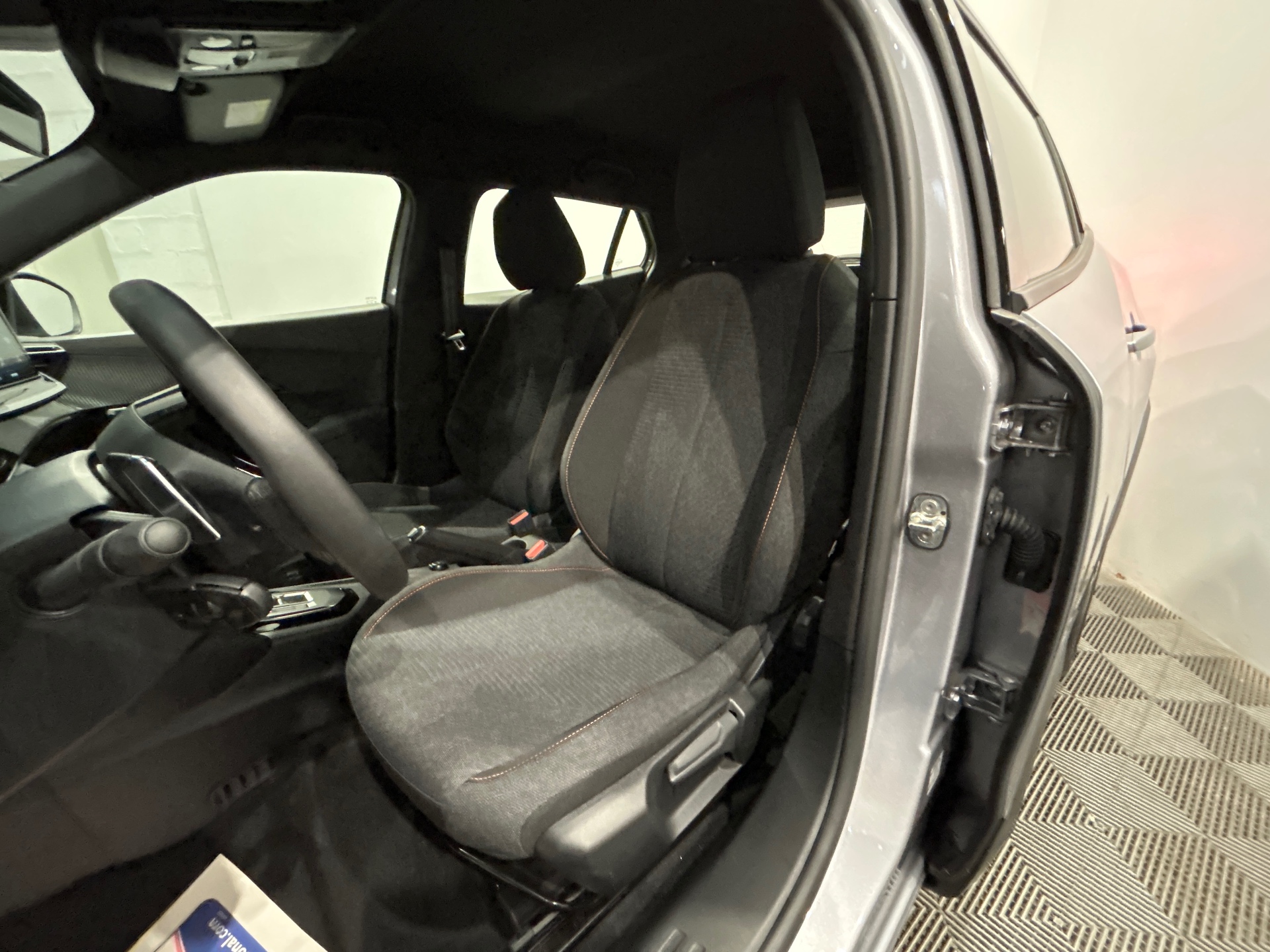 PEUGEOT 2008 Hybrid 145 e-DCS6 Style