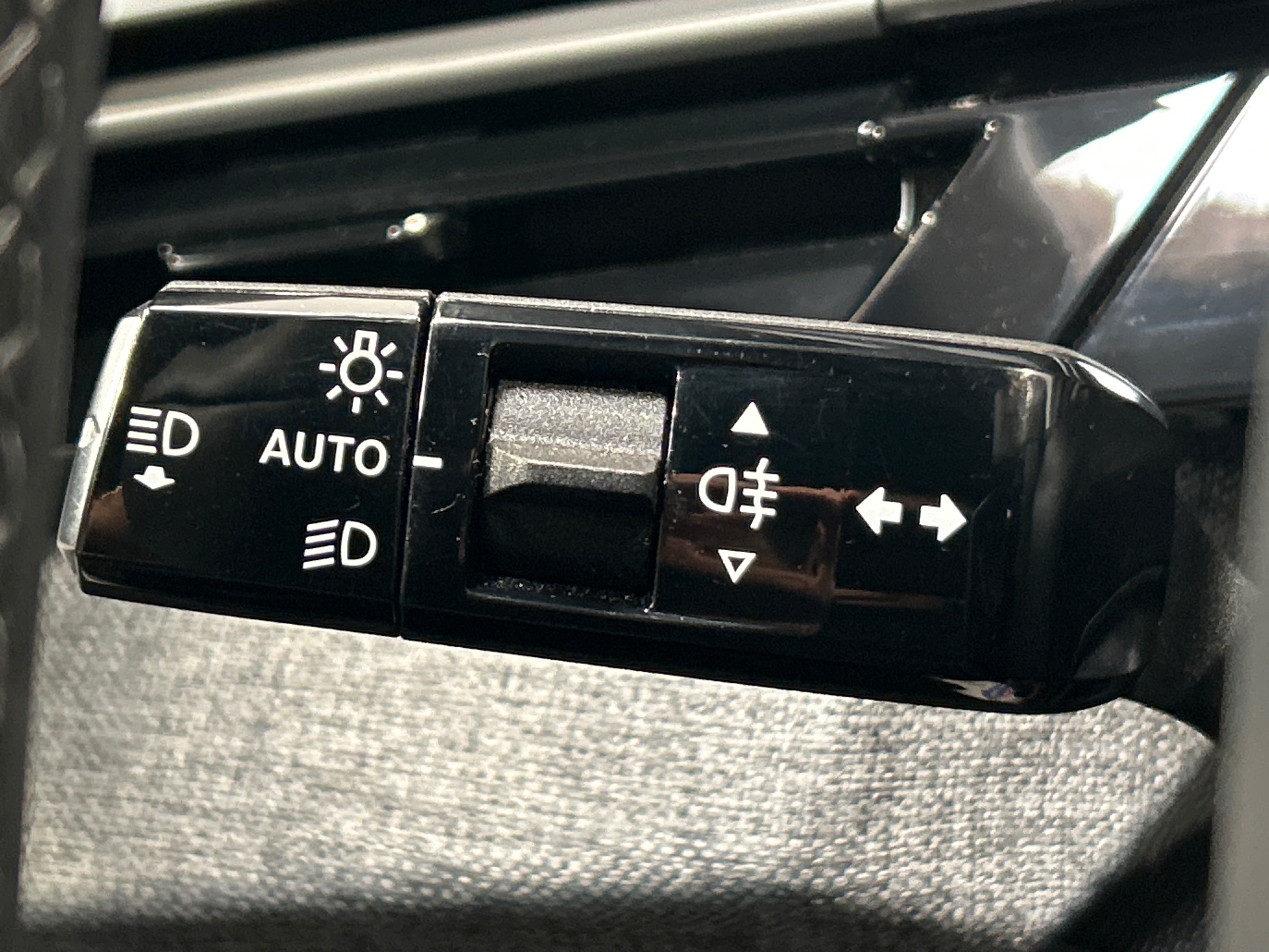PEUGEOT 5008 Hybrid 145 ch e-DCS6 Allure