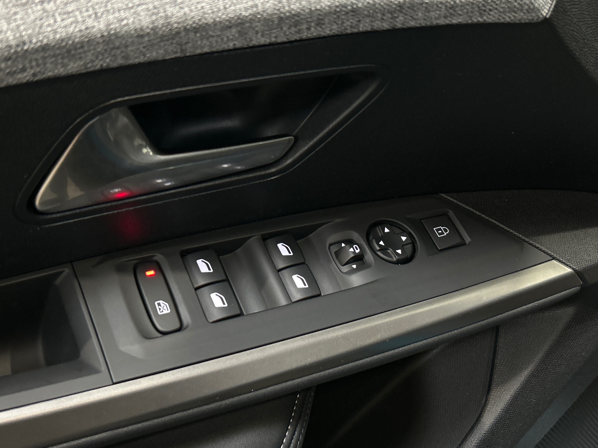 PEUGEOT 5008 Hybrid 145 ch e-DCS6 Allure