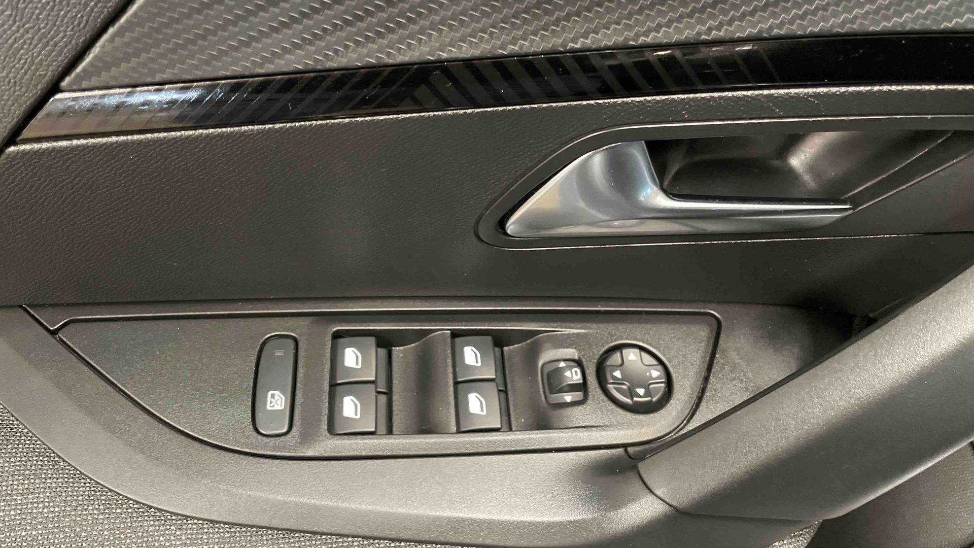 PEUGEOT 2008 Hybrid 145 e-DCS6 Style