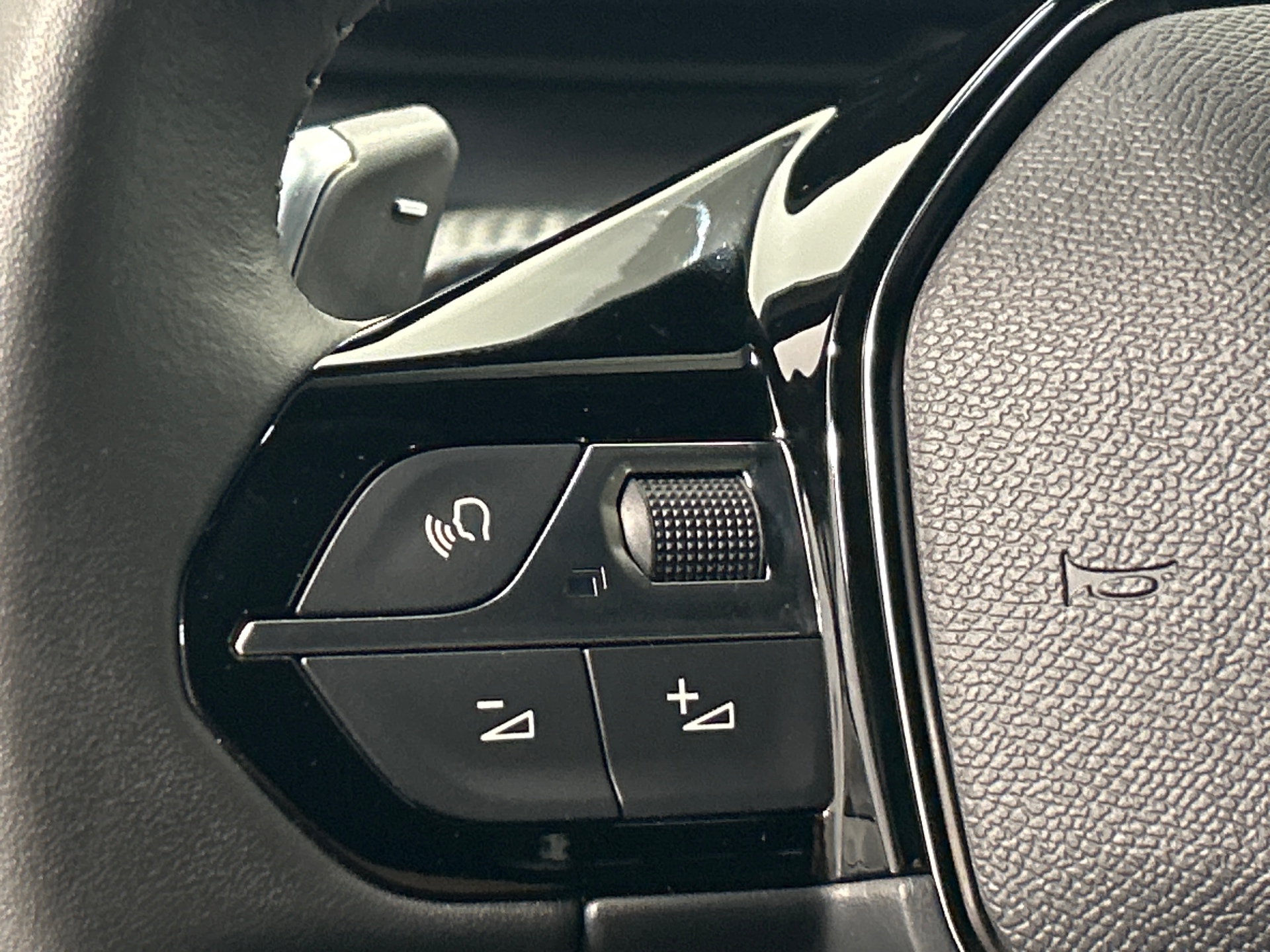 PEUGEOT 2008 Hybrid 145 e-DCS6 Style