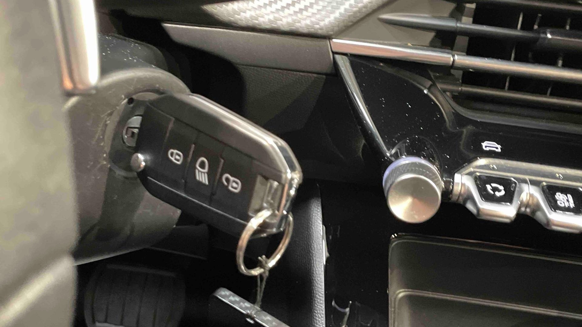 PEUGEOT 2008 Hybrid 145 e-DCS6 Style