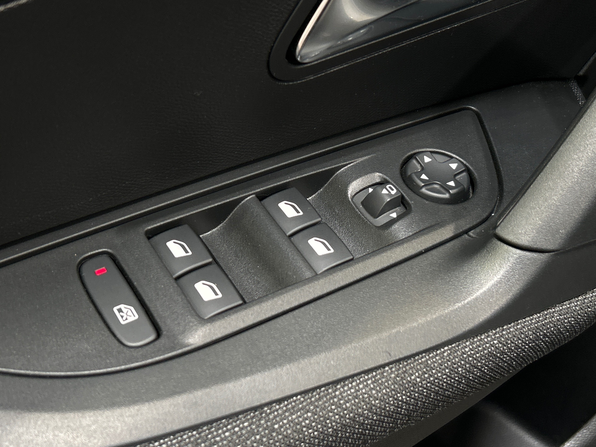 PEUGEOT 2008 Hybrid 145 e-DCS6 Style
