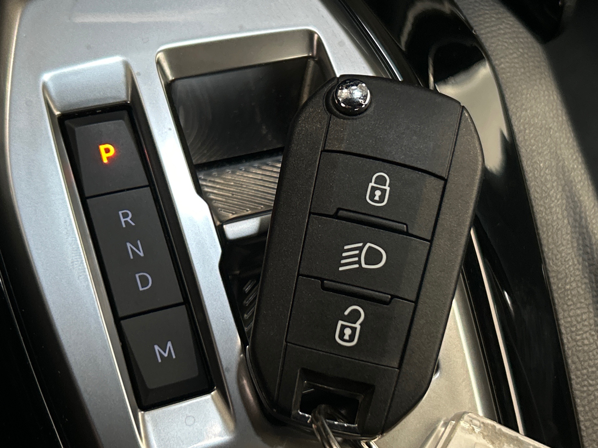 PEUGEOT 2008 Hybrid 145 e-DCS6 Style