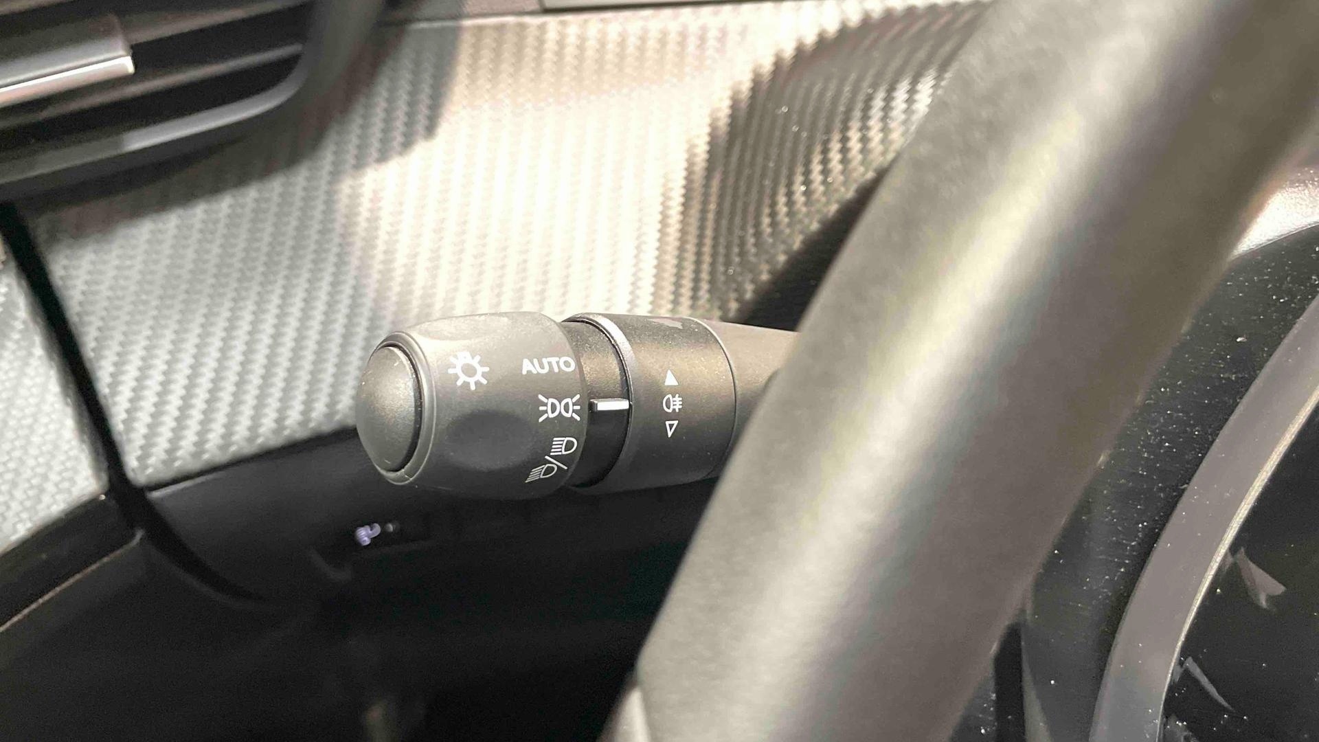 PEUGEOT 2008 Hybrid 145 e-DCS6 Style
