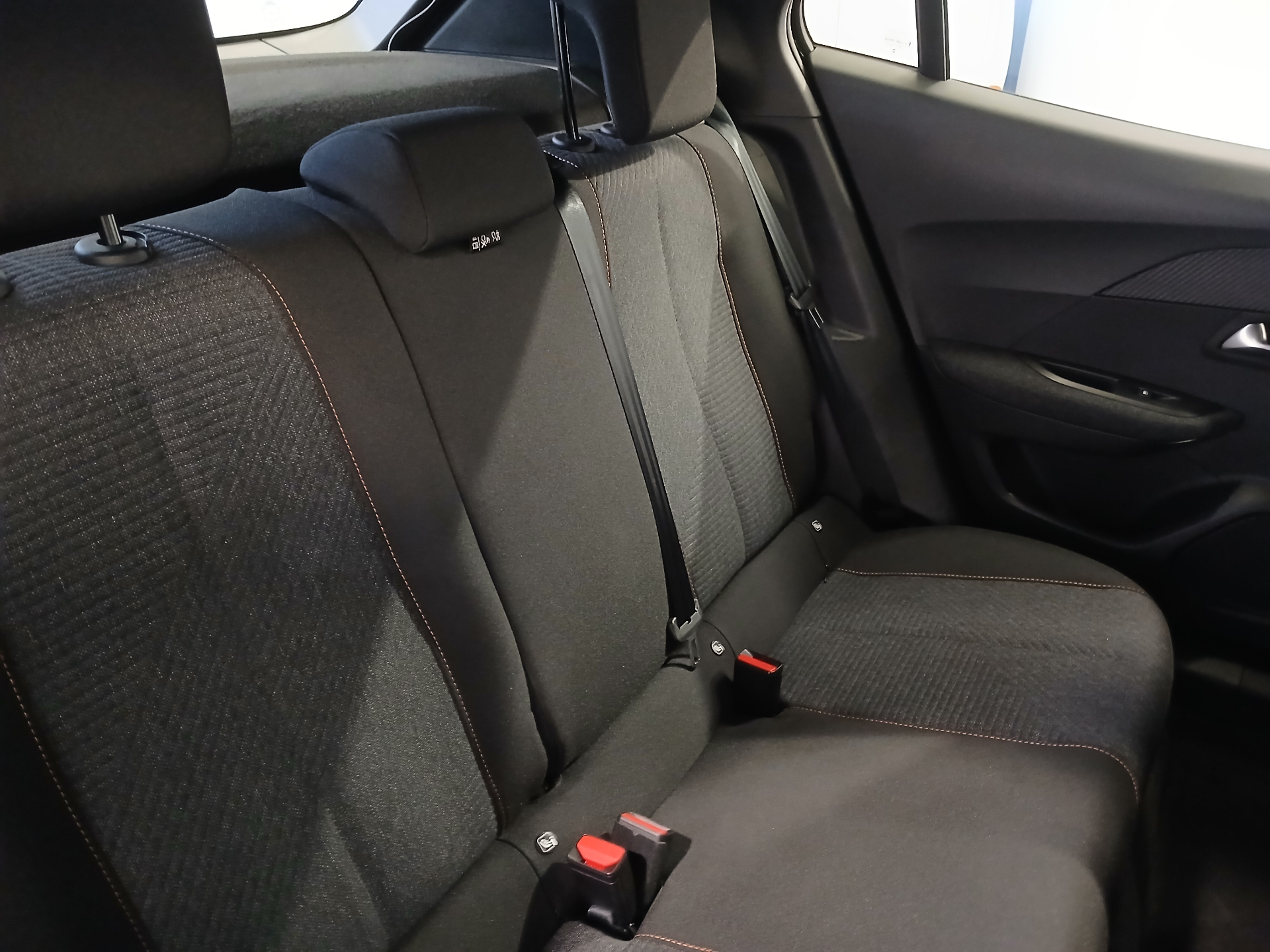 PEUGEOT 2008 Hybrid 145 e-DCS6 Style